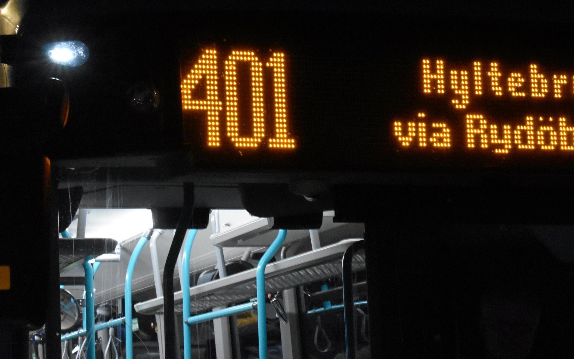Hallandstrafiken sätter in flexbussar på linje 401 efter att ha märkt ett mönster av trängsel. Bussar vid rusningstrafik i Halmstad, sen eftermiddag, är de som ofta är fullsatta till Hyltebruk.