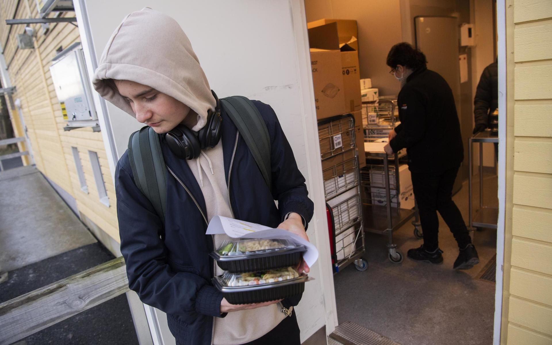 Omkring 30 procent av högstadie- och gymnasieeleverna på Halmstads kommunala skolor väljer att beställa lunchlådor, men det är inte alla som hämtar sina beställningar.
