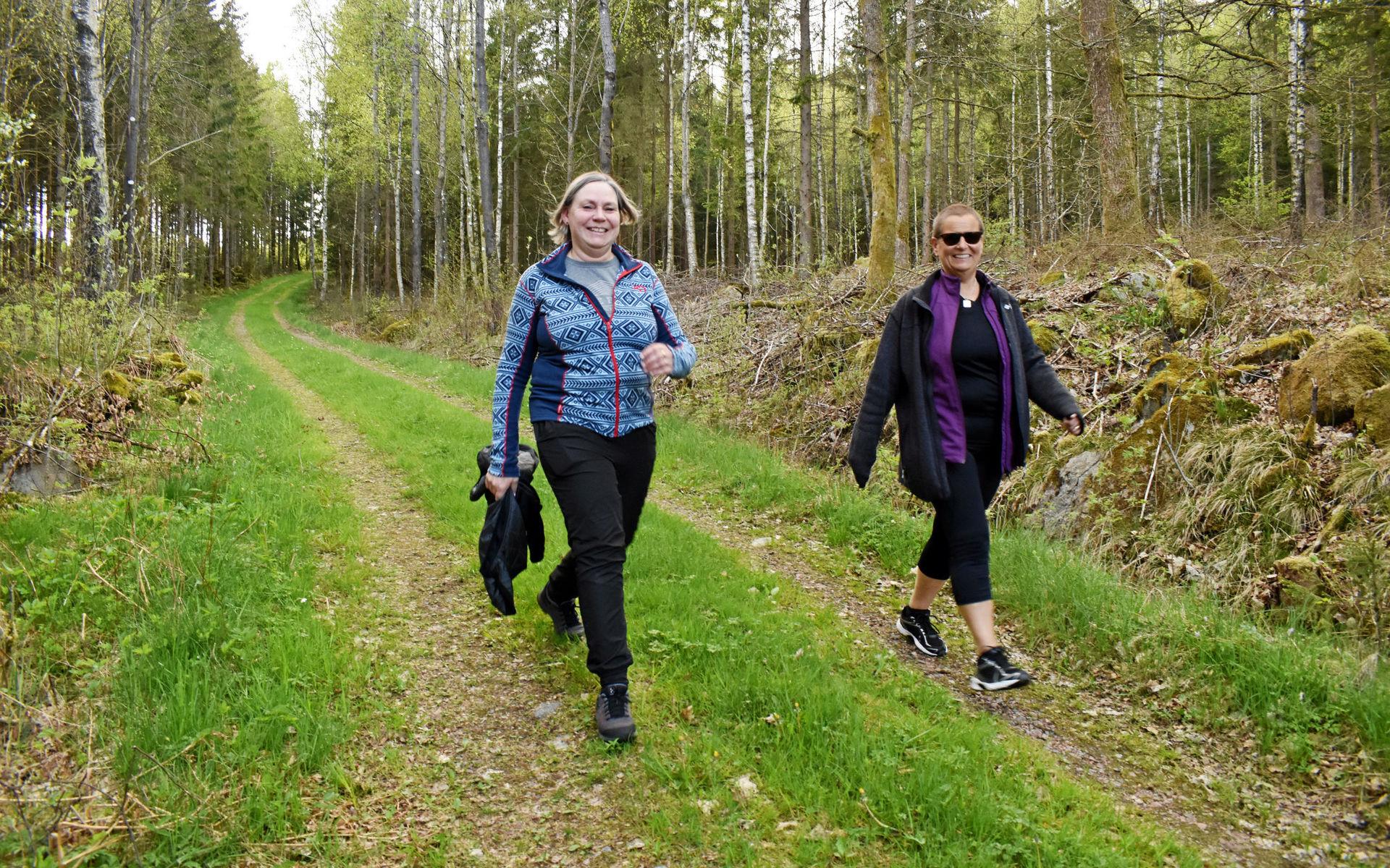 Precis som i det riktiga Vårruset deltog endast kvinnor. Anett Angel och Mia Edbertsson promenerade 3,5-kilometersrundan.