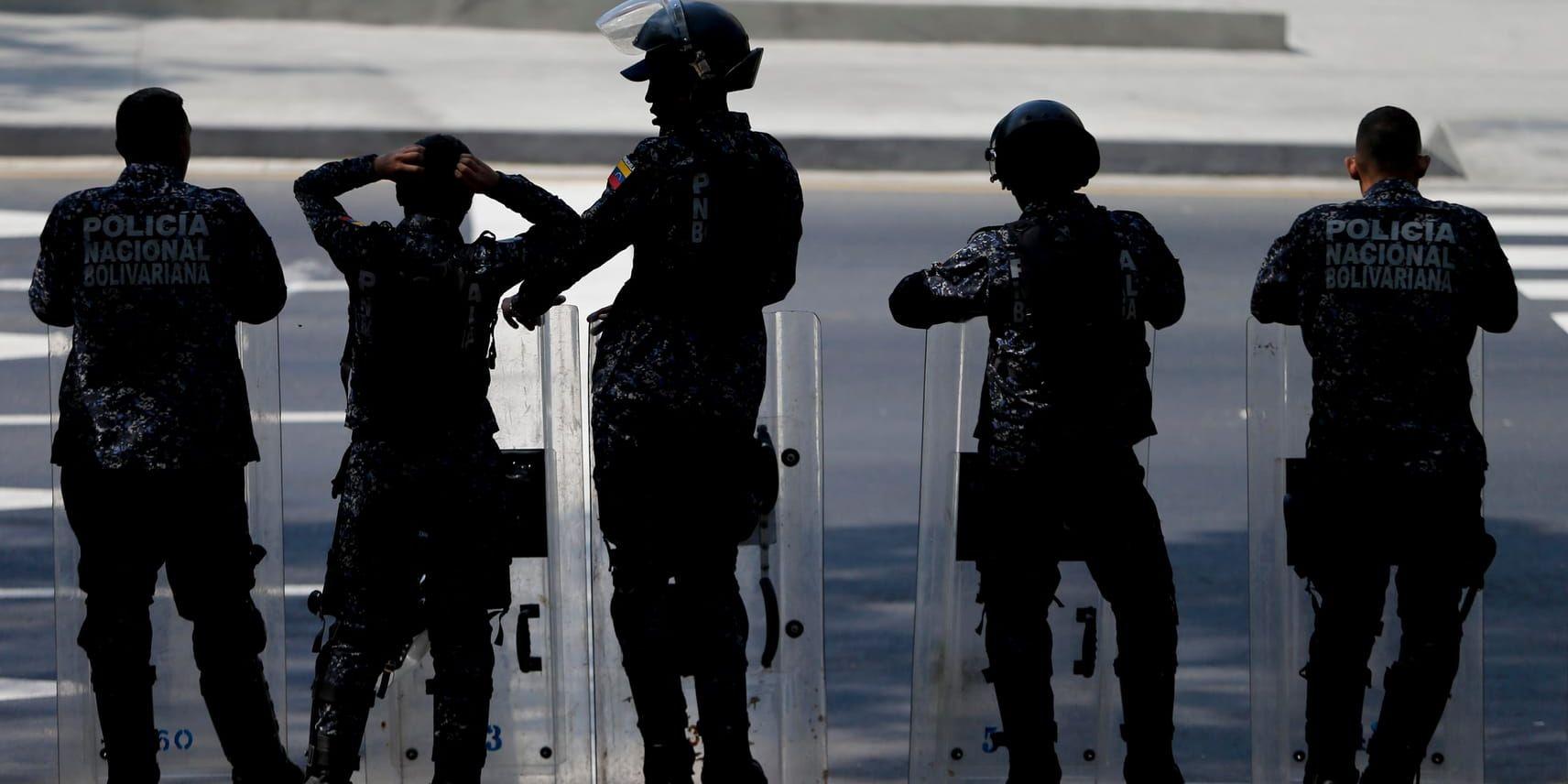 Venezuelansk kravallpolis väntar längs vägen för ett demonstrationståg i huvudstaden Caracas. Bilden är från i mars.