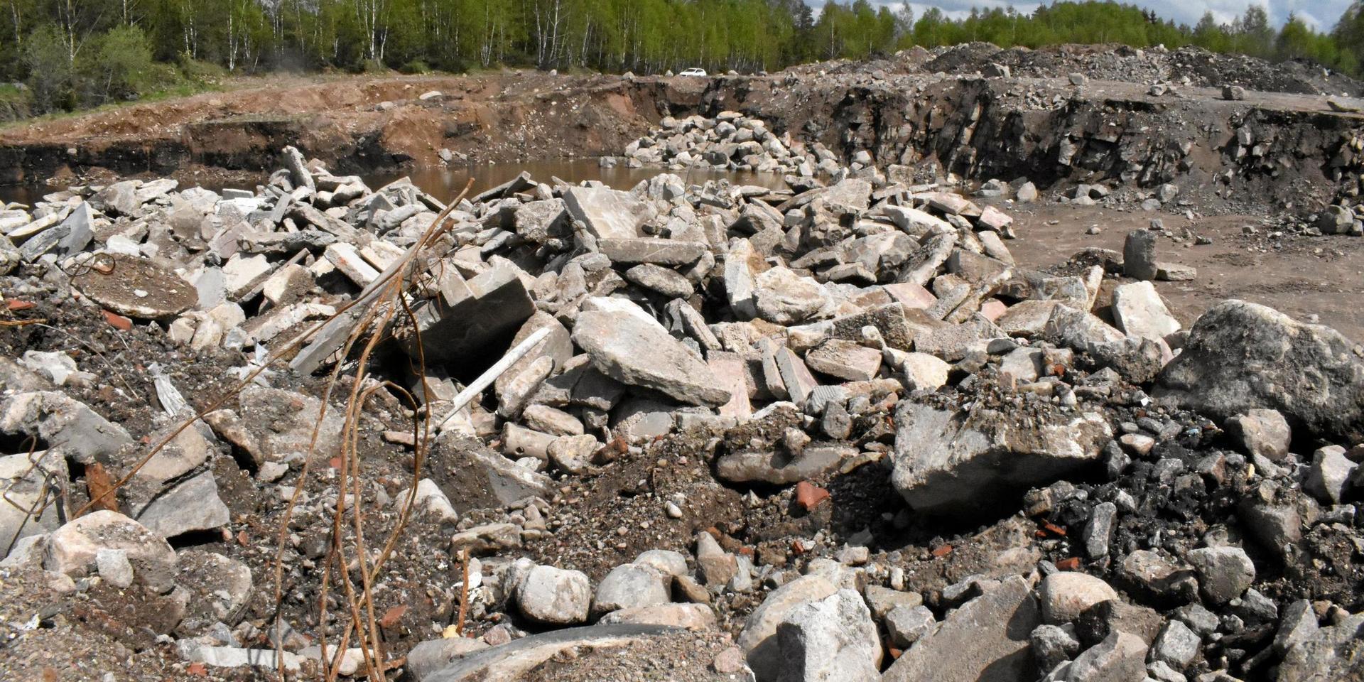 Framgrävda byggnadsrester och annat avfall, vid Vegaholmstäckten, som tidigare legat gömt under ett grustäcke.