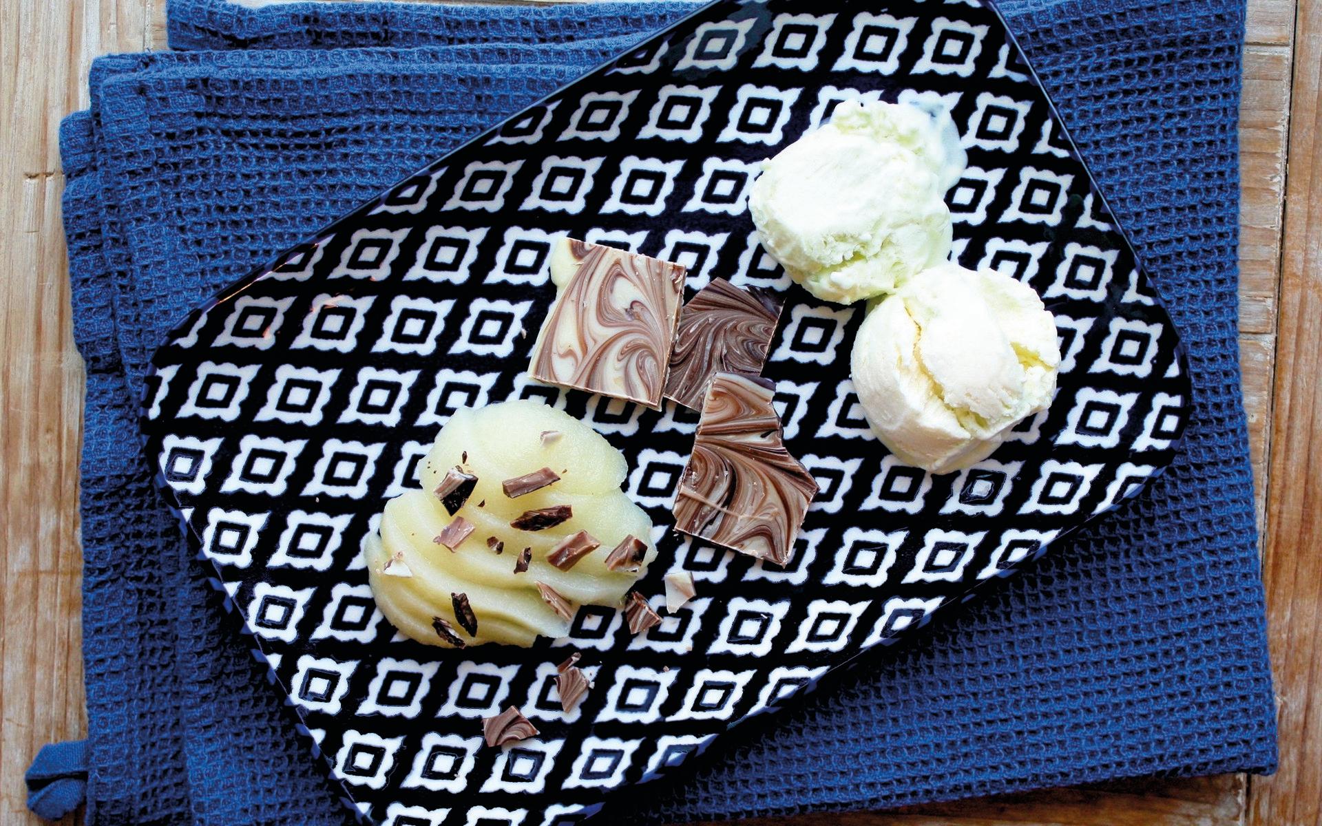 Hemmagjord mintglass med chokladbräck och päron.