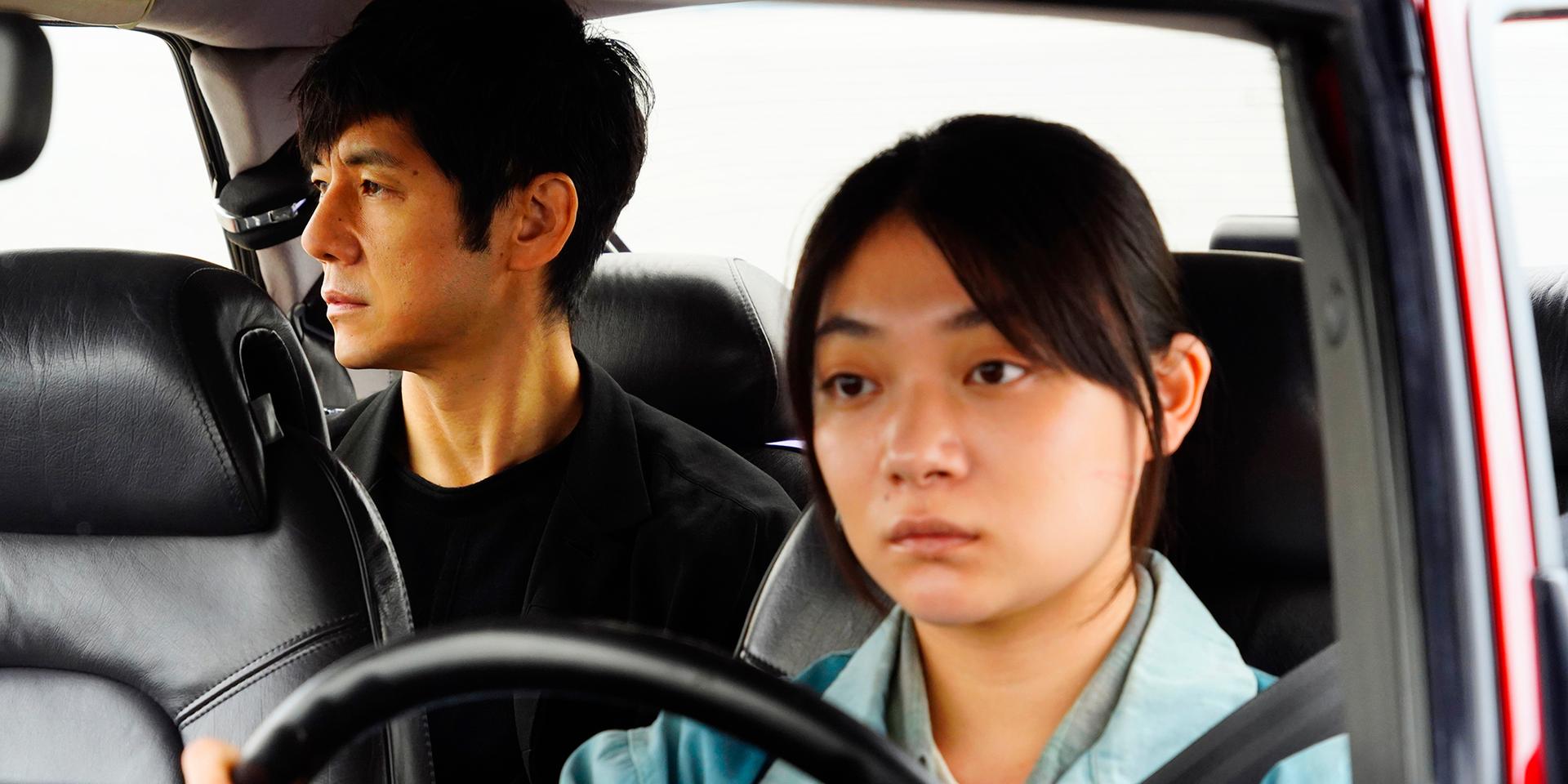 Regissören (Hidetoshi Nishijima) och chauffören (Toko Miura) åker mycket bil ihop i 'Drive my car'. Pressbild.