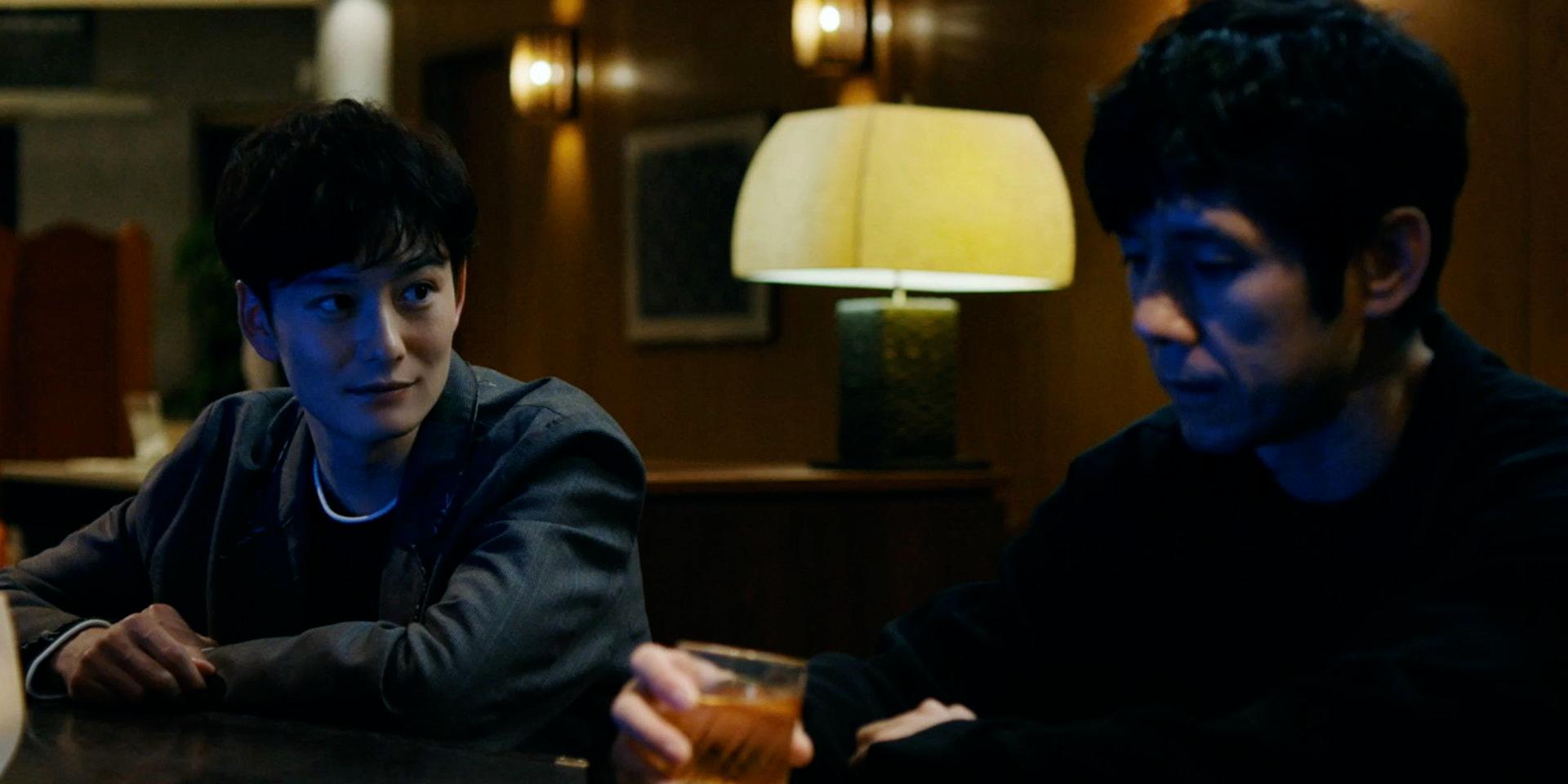 Masaki Okada och Hidetoshi Nishijima i rollerna som stjärnskådespelare och regissör i 'Drive my car'. Pressbild.