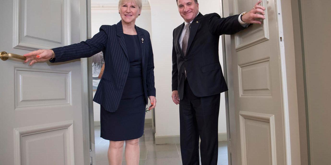 Utrikesminister Margot Wallström (S) och statsminister Stefan Löfven (S) öppnar dörren för OS i Sverige.