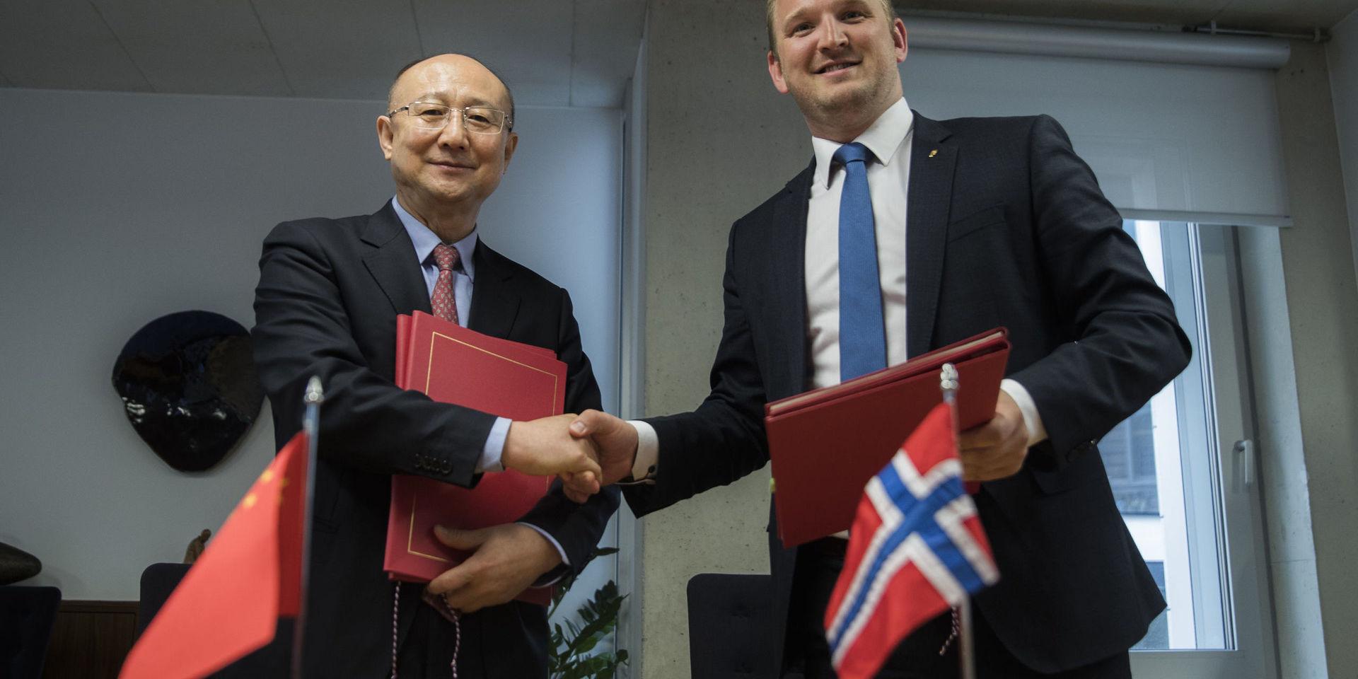 Norge levererar stora mängder tjursperma till Kina. Här skriver Norges tidigare lantbruksminister Jon Georg Dale och Kinas minister Zhi Shuping under ett tidigt avtal om detta. Arkivbild från 2017.