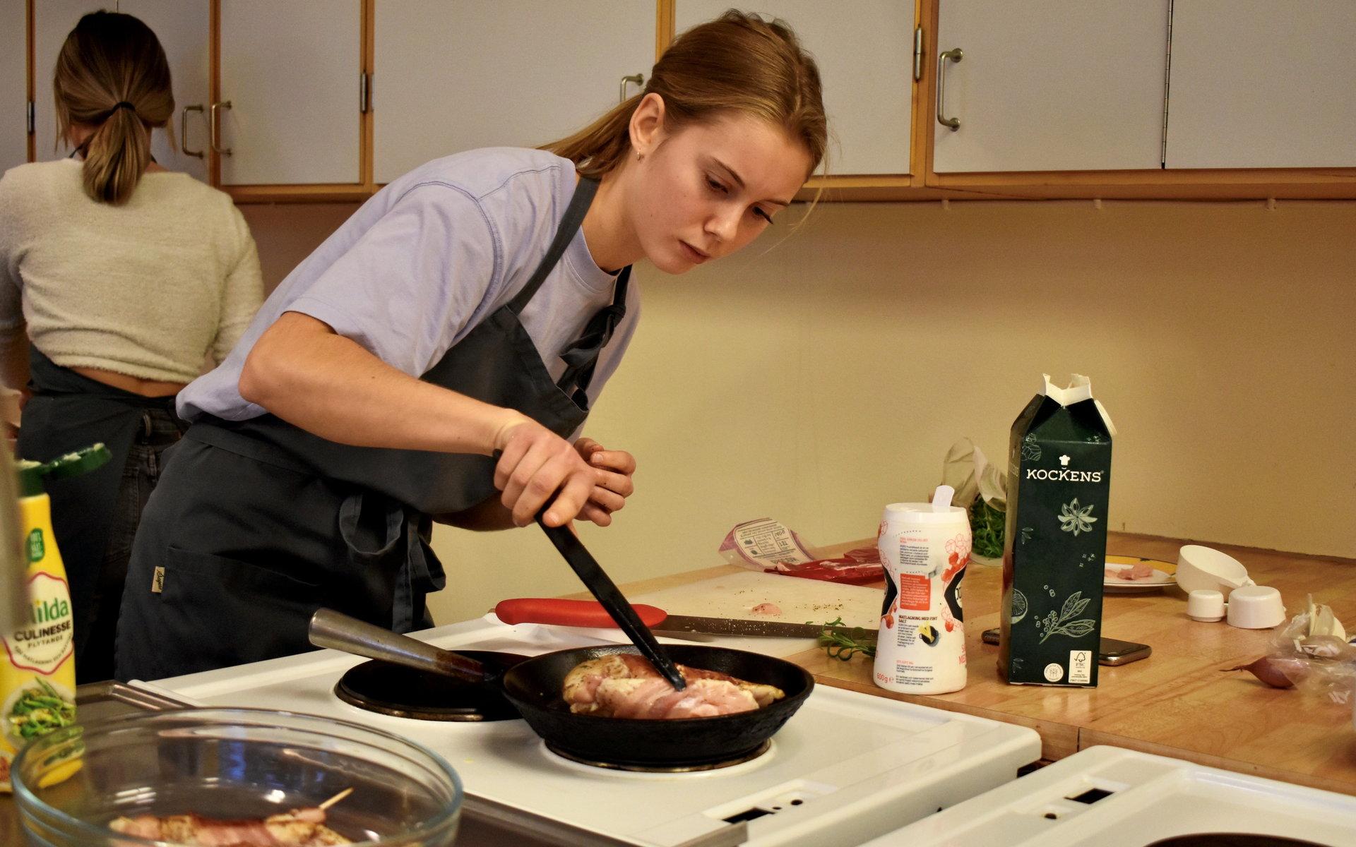 Nora Mörén hade många moment att hålla koll på i köket. På en timme skulle hon och lagkamraten Michelle Arvidsson hinna laga och lägga upp en huvudrätt med kyckling.