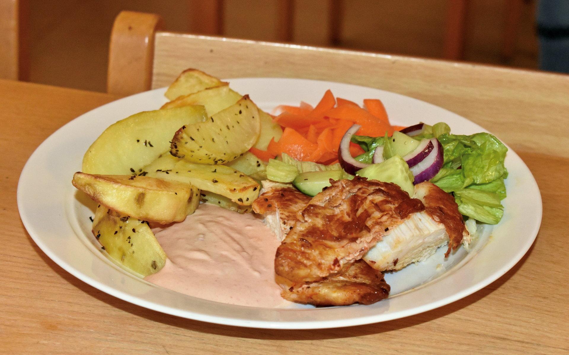 Niondeklassarna Selma Abrahamsson och Moa Larsson serverade stekt kycklingfilé med klyftpotatis.