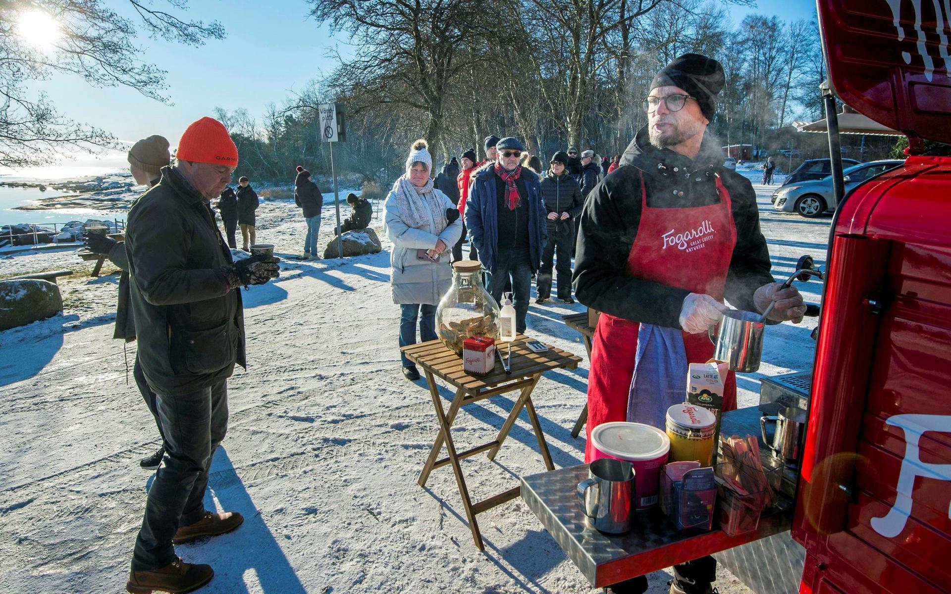 Både vinterbadare, publik och flanörer besökte Martin Sochor vid Svärjarehålan i Tylösand.