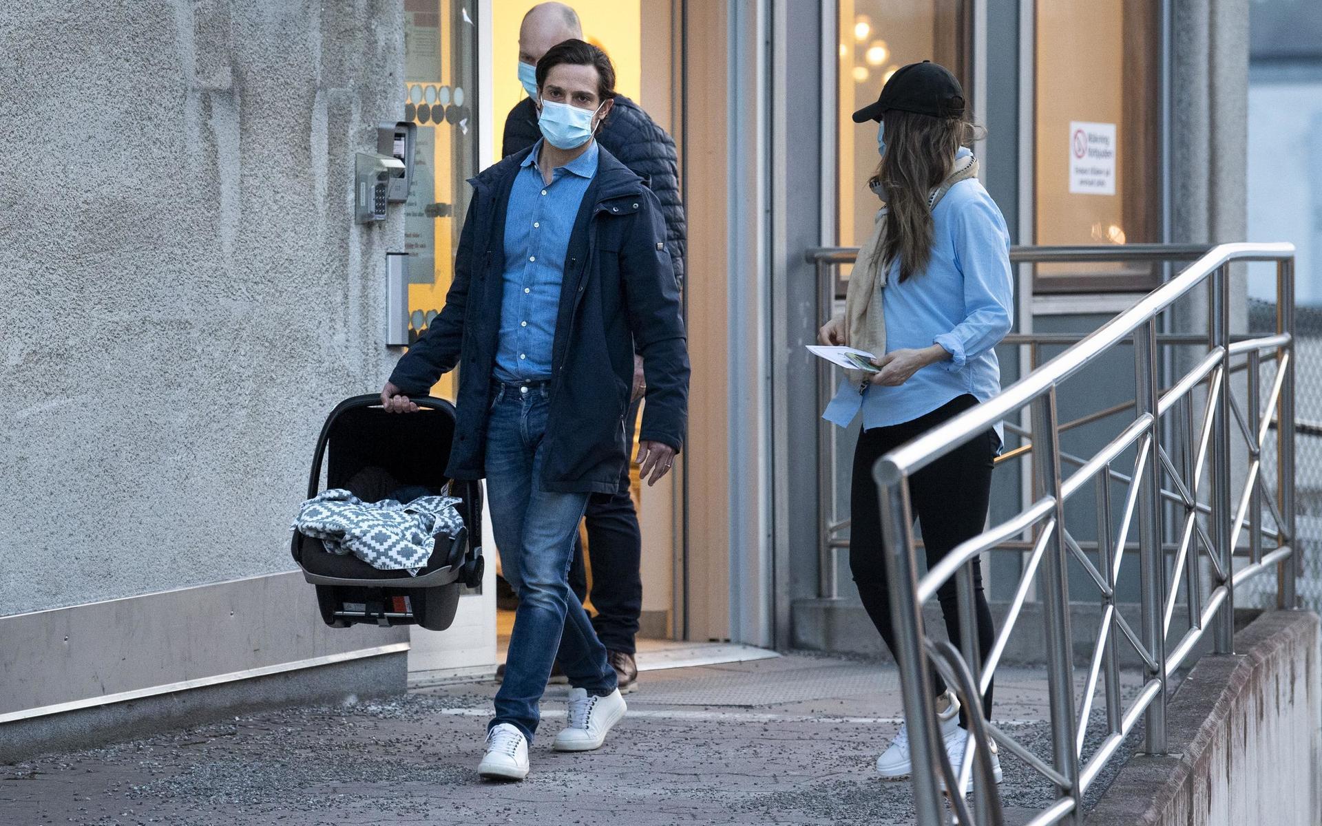 Prins Carl Philip och prinsessan Sofia lämnar förlossningen vid Danderyds sjukhus efter att Sofia fött en son.
