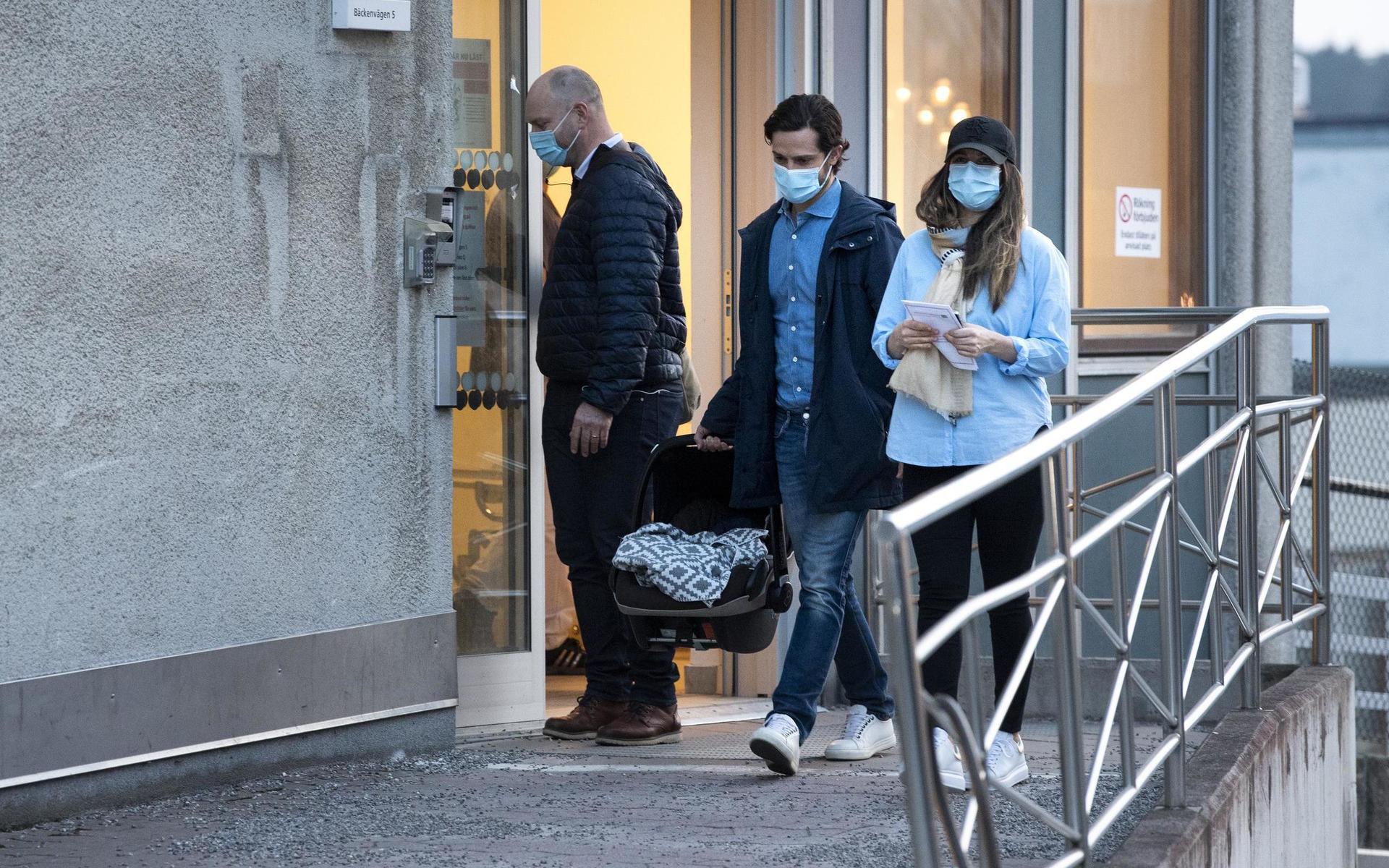 Prins Carl Philip och prinsessan Sofia lämnar förlossningen vid Danderyds sjukhus efter att Sofia fött en son.

