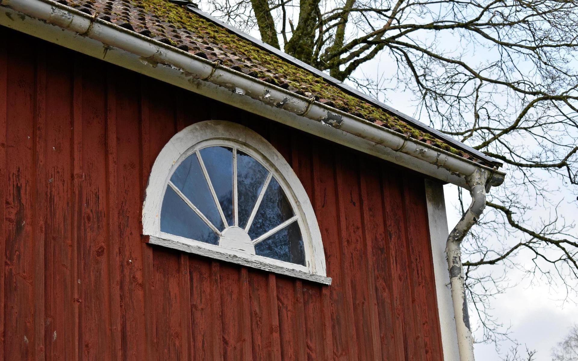 De handblåsta, halvmåneformade fönstren är ett signum för ett av Långaryds äldsta bevarade hus.