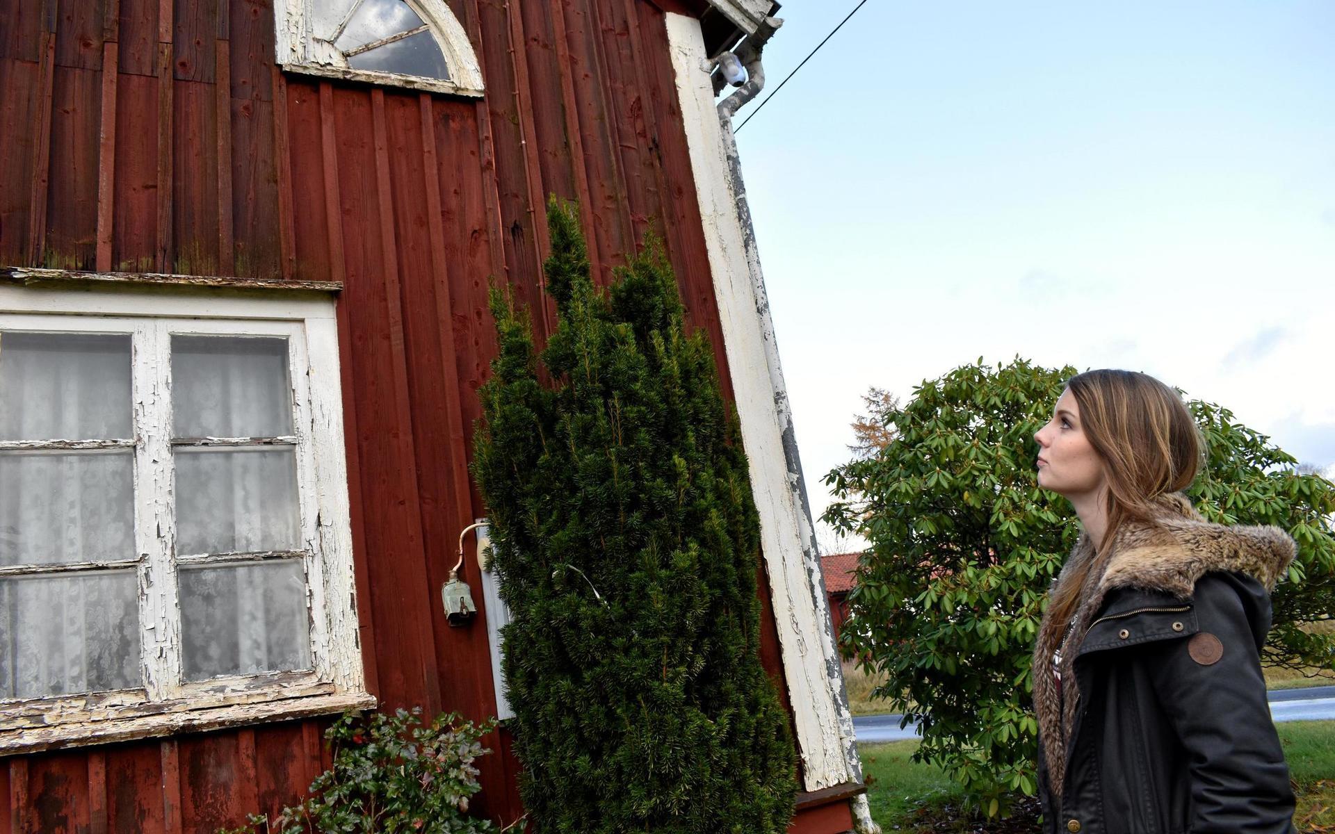 Ida Karlsson Lalander blickar ut över det unika ödehuset i Långaryd. Den kommande ägaren får vara beredd att renovera. Huset har dessutom inget vatten och avlopp indraget.