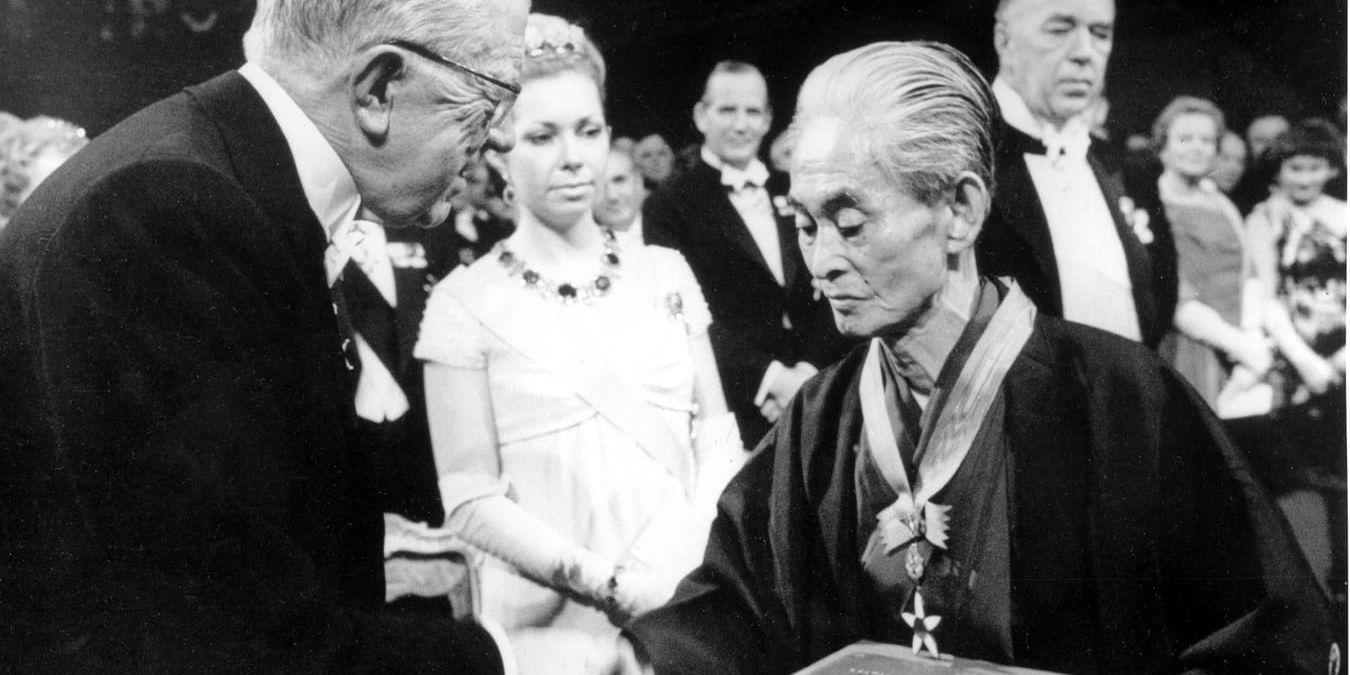 Gustav VI Adolf delade ut Nobelpriset i litteratur till den japanske författaren Yasunari Kawabata 1968. Arkivbild.