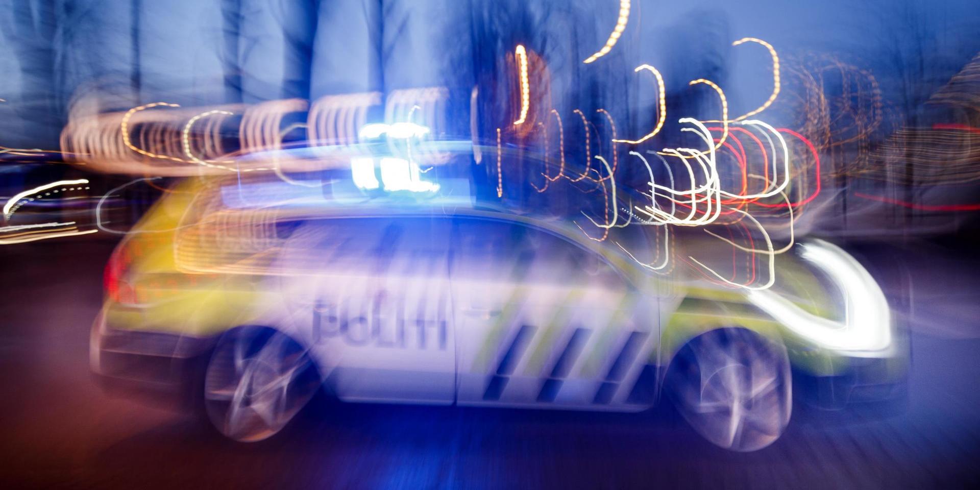 SKI  20161213.Politiet i arbeid. Politibil med blålys i fart. NB! Modellklarert til redaksjonell bruk. Foto: Heiko Junge / NTB