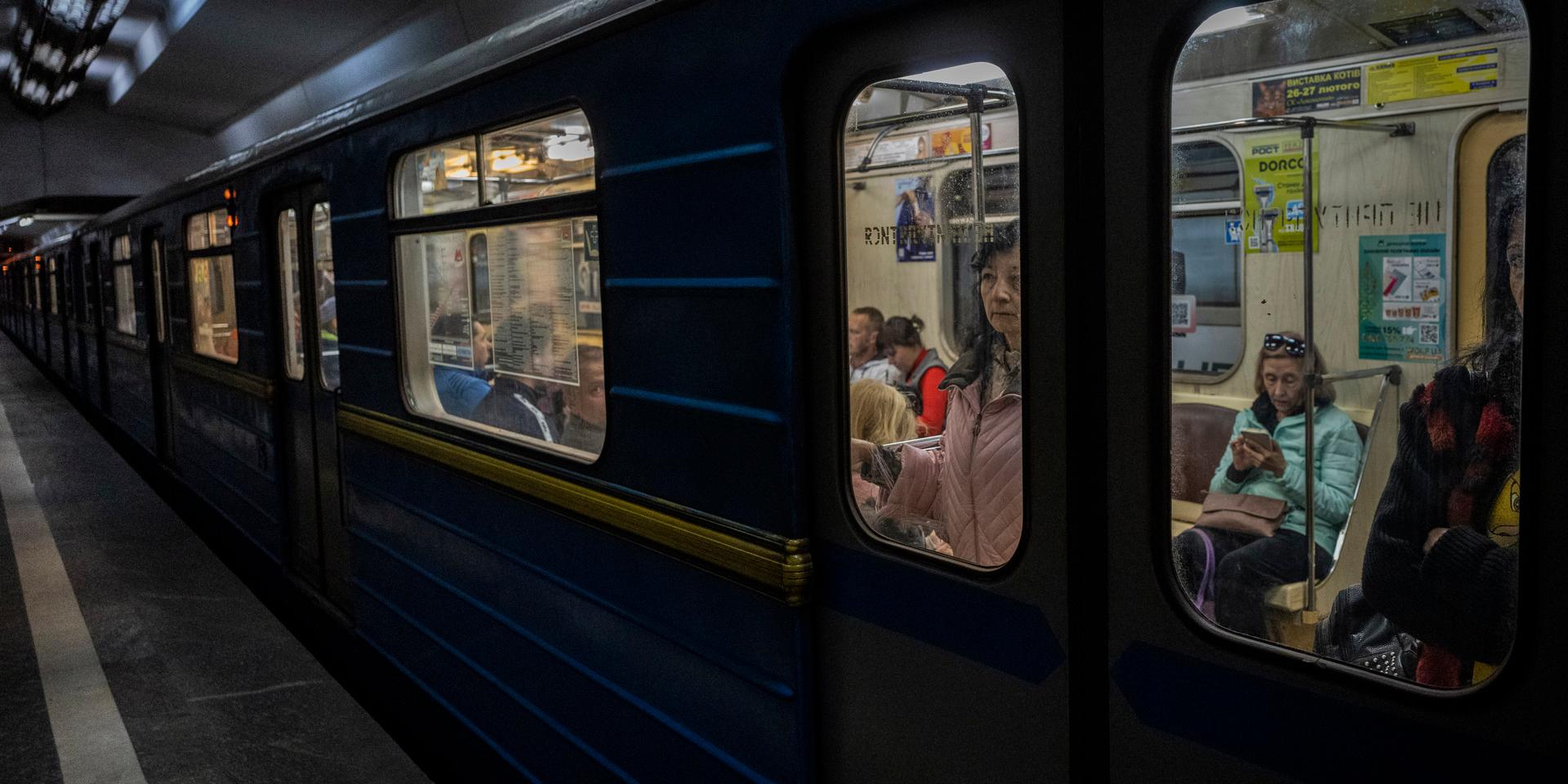Pendlare i Charkivs återöppnade tunnelbana på tisdagsmorgonen.