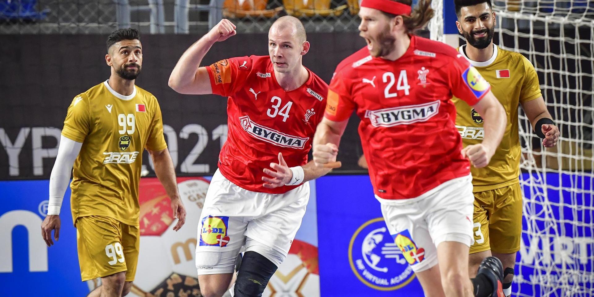 Simon Hald Jensen (#34) och Mikkel Hansen jublar efter ett av många danska mål i fredagens premiärseger mot Bahrain i handbolls-VM.
