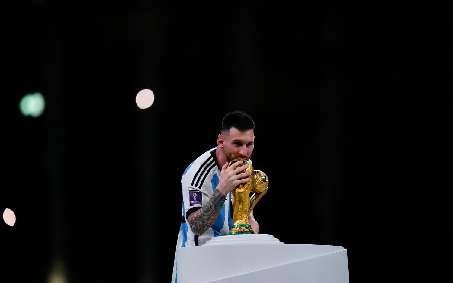 Lionel Messi fick kyssa VM-bucklan i Qatar. Arkivbild.