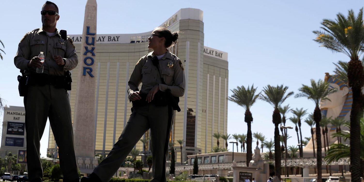 Poliser framför hotellet och kasinot Mandalay Bay i Las Vegas, där masskjutningen ägde rum.