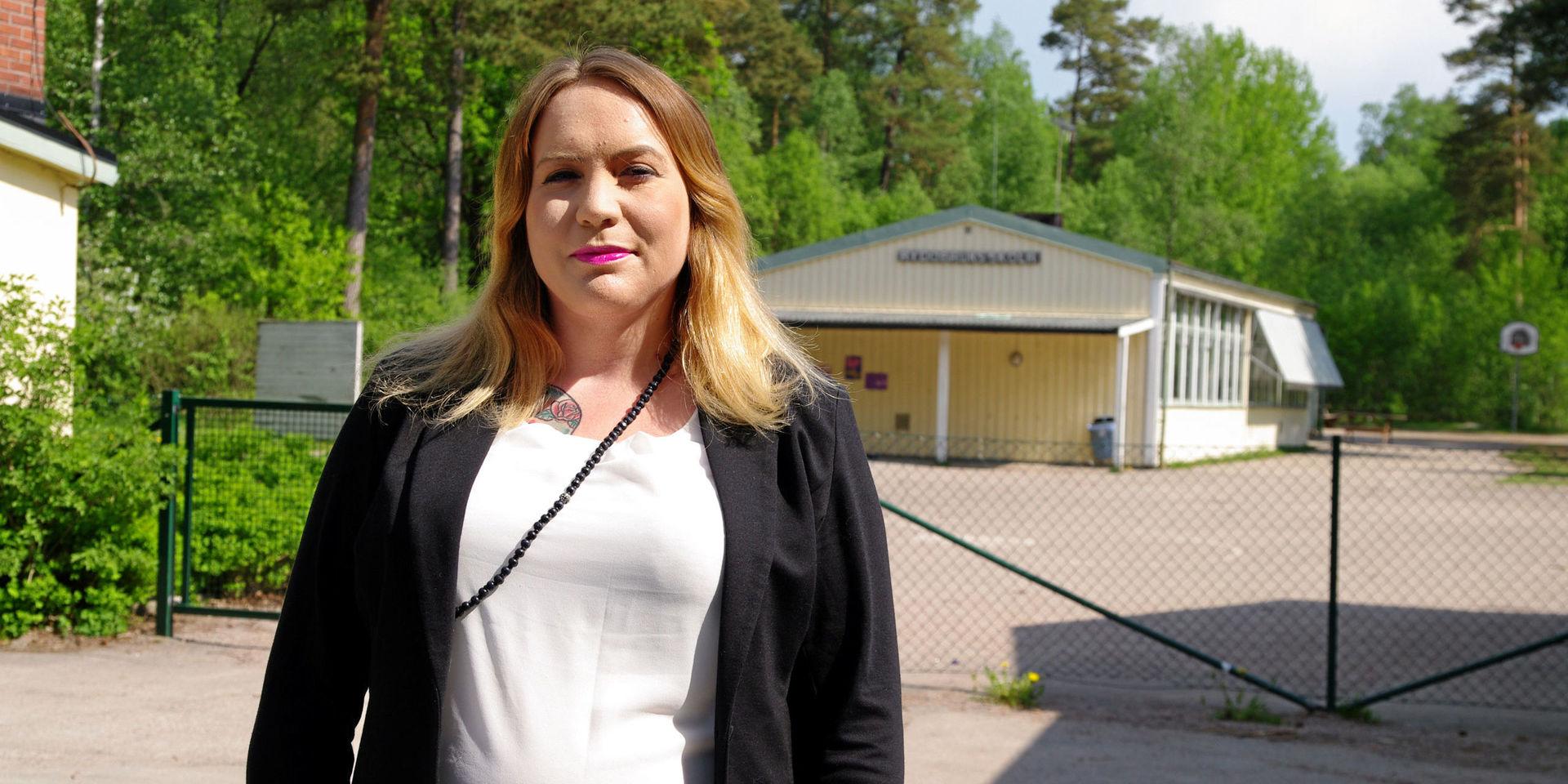 Stina Isaksson (SD) har goda erfarenheter av Rydöbruks skola. ”En nedläggning skulle fullständigt döda Rydö samhälle, skolan får bygden att leva”, säger hon.