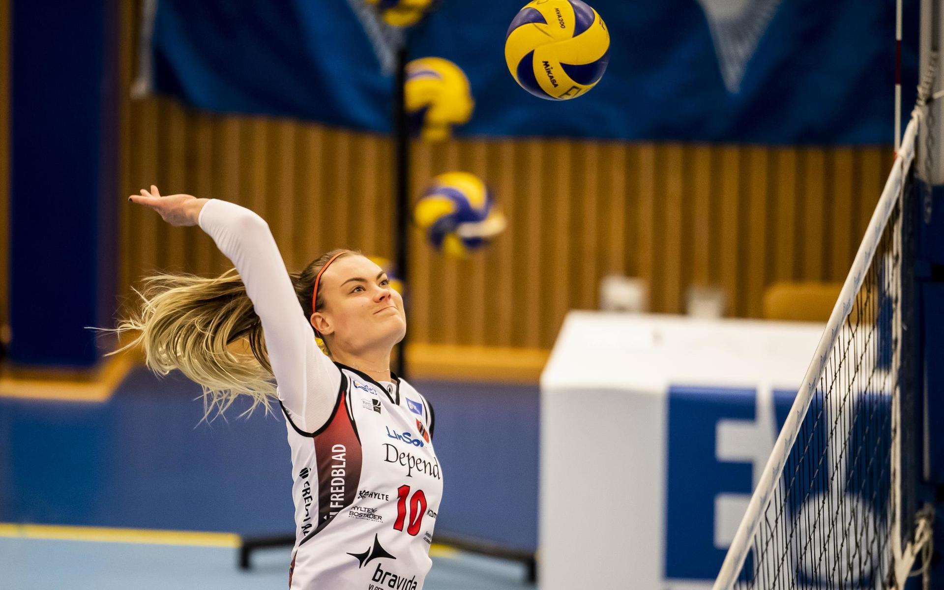 Cornelia Rosenqvist i aktion för Hylte/Halmstad under en slutspelsmatch mot Engelholm.