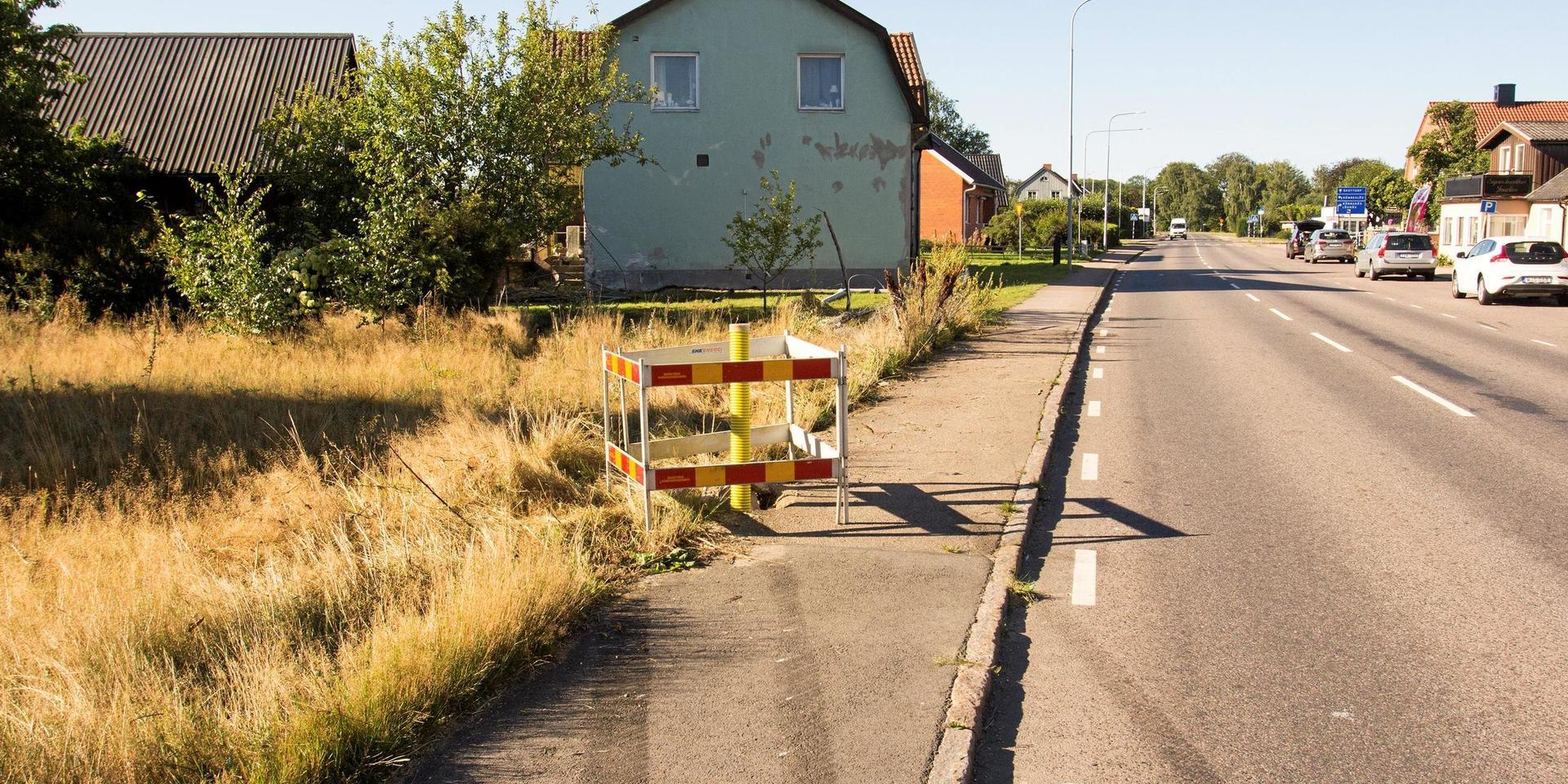 Bilen krockade med ett bostadshus på Kövlingevägen i centrala Vallberga. Den 21-årige föraren misstänks nu ha orsakat den 19-årige passagerarens död.