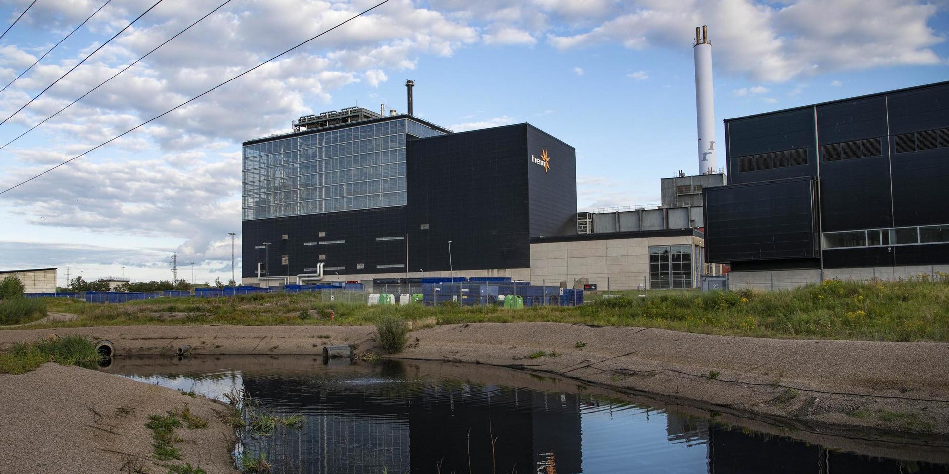 Kraftvärmeverket Kristinehedsverket ägs och drivs av Halmstads Energi och Miljö AB. Anläggningen, som är en central del av bolagets ekonomi, har de senaste åren brottats med utsläppsproblematik.