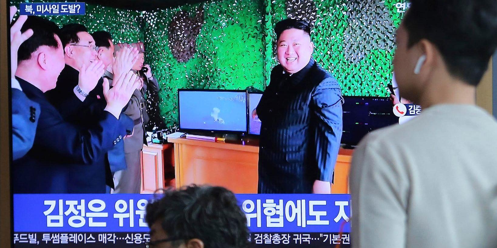 En leende Kim Jong-Un i samband med en robotuppskjutning i Nordkorea i maj i år. Arkivbild.