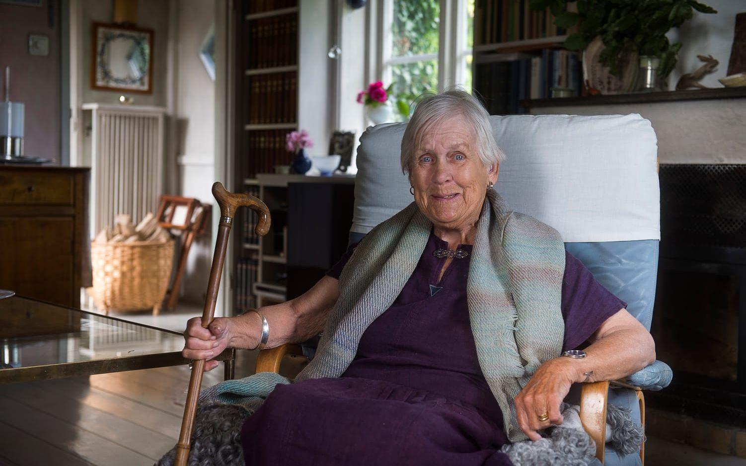 Erfaren. Snart 90-åriga Britta Rendahl Ljusterdal har vävt i större delen av sitt liv och hennes verk hänger på flera orter i landet. I helgen ställer hon ut på Galleri Carlslund i Steninge. Foto: Jörgen Alström