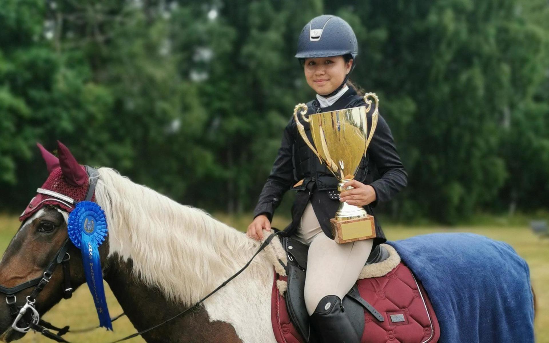 Emilia Nguyen Silenhag från Skedala Ridklubb och ponnyn Jenga vann vanndringspriset i hoppning i Annas minne.