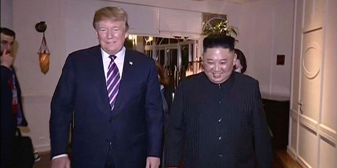 I ett klipp från den nya dokumentären, producerad av Nordkoreas statliga tv, syns Donald Trump och Kim Jong-Un promenera sida vid sida under toppmötet i Hanoi till synes på gott humör.