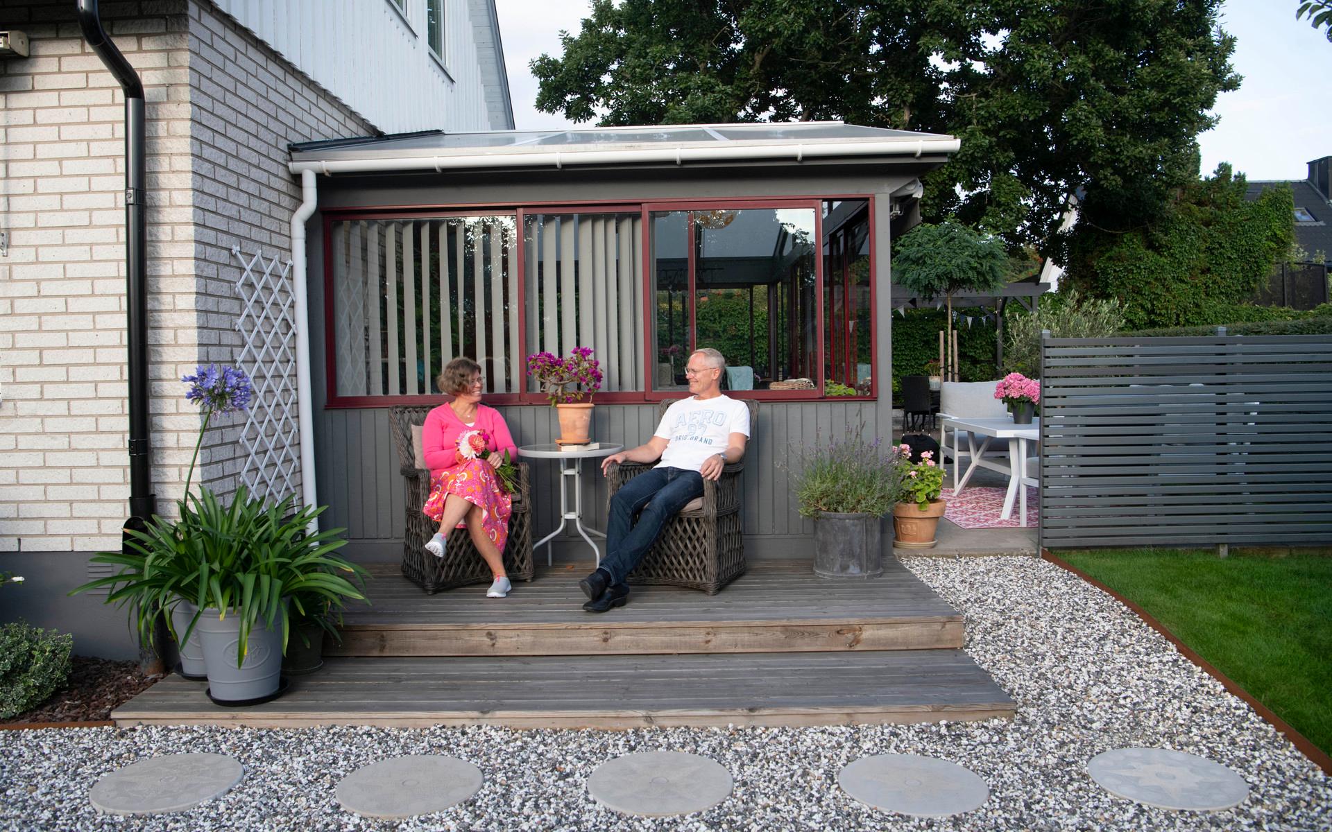 Magge och Tobbe har gott om sittplatser i trädgården och använder altanen flitigt.