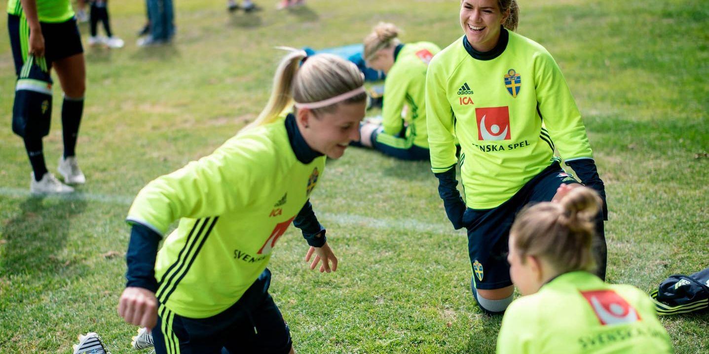 Hanna Folkesson, till höger, och Olivia Schough under fotbollslandslagets träning på Gothia Park Academy i Göteborg på torsdagen.
