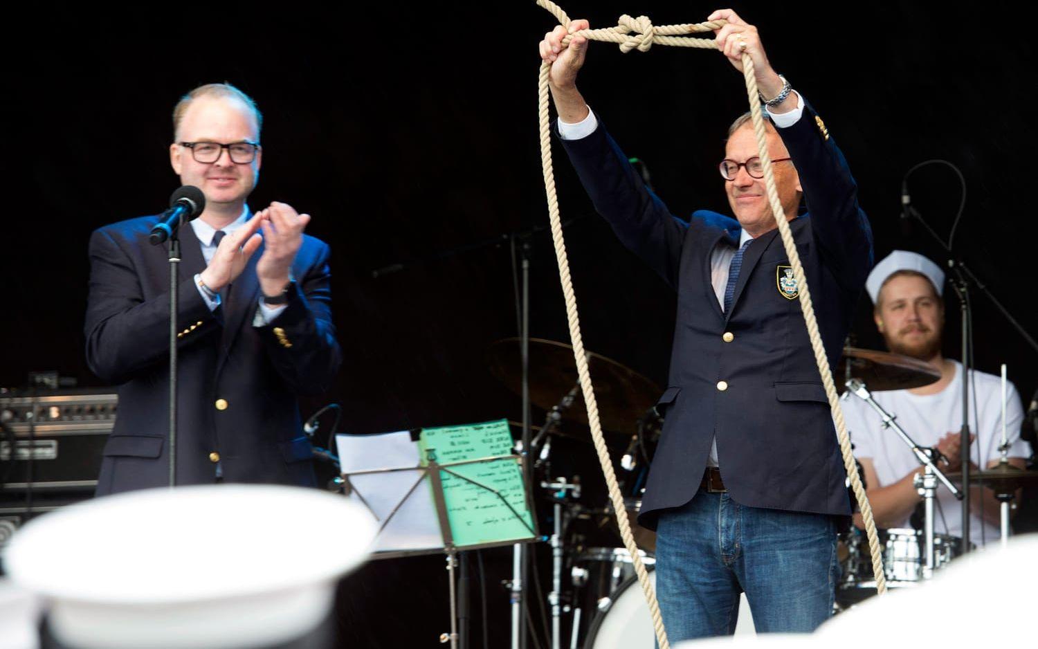 Invigning. Sigurd Dale, till vänster, och Halmstad kommunfullmäktiges Johan Rydén knöt en knop på ett rep i stället för att klippa ett band.