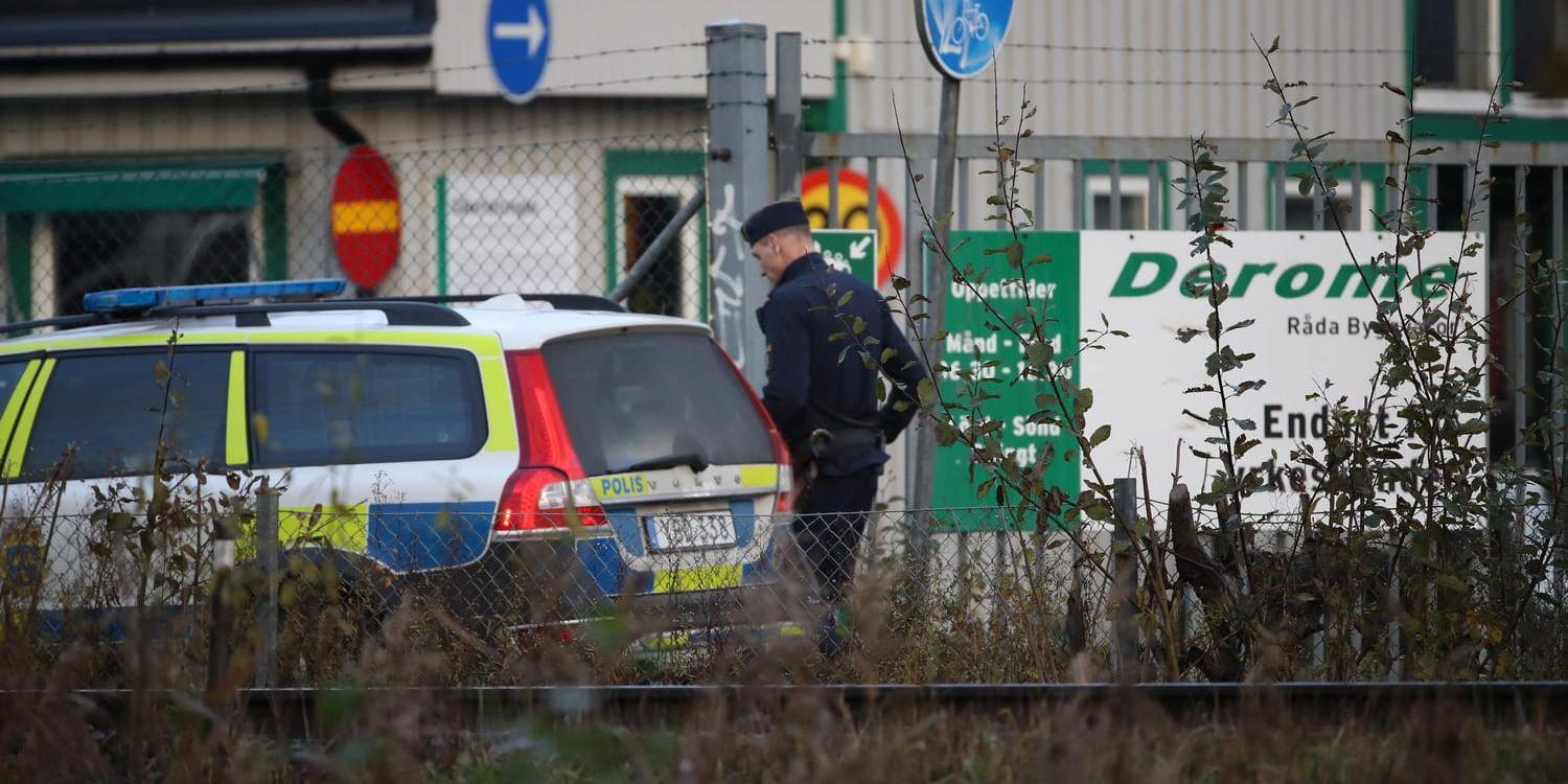 En polisman på platsen i Mölnlycke där skottlossning utbröt vid en fest på lördagskvällen. Tolv män är anhållna.