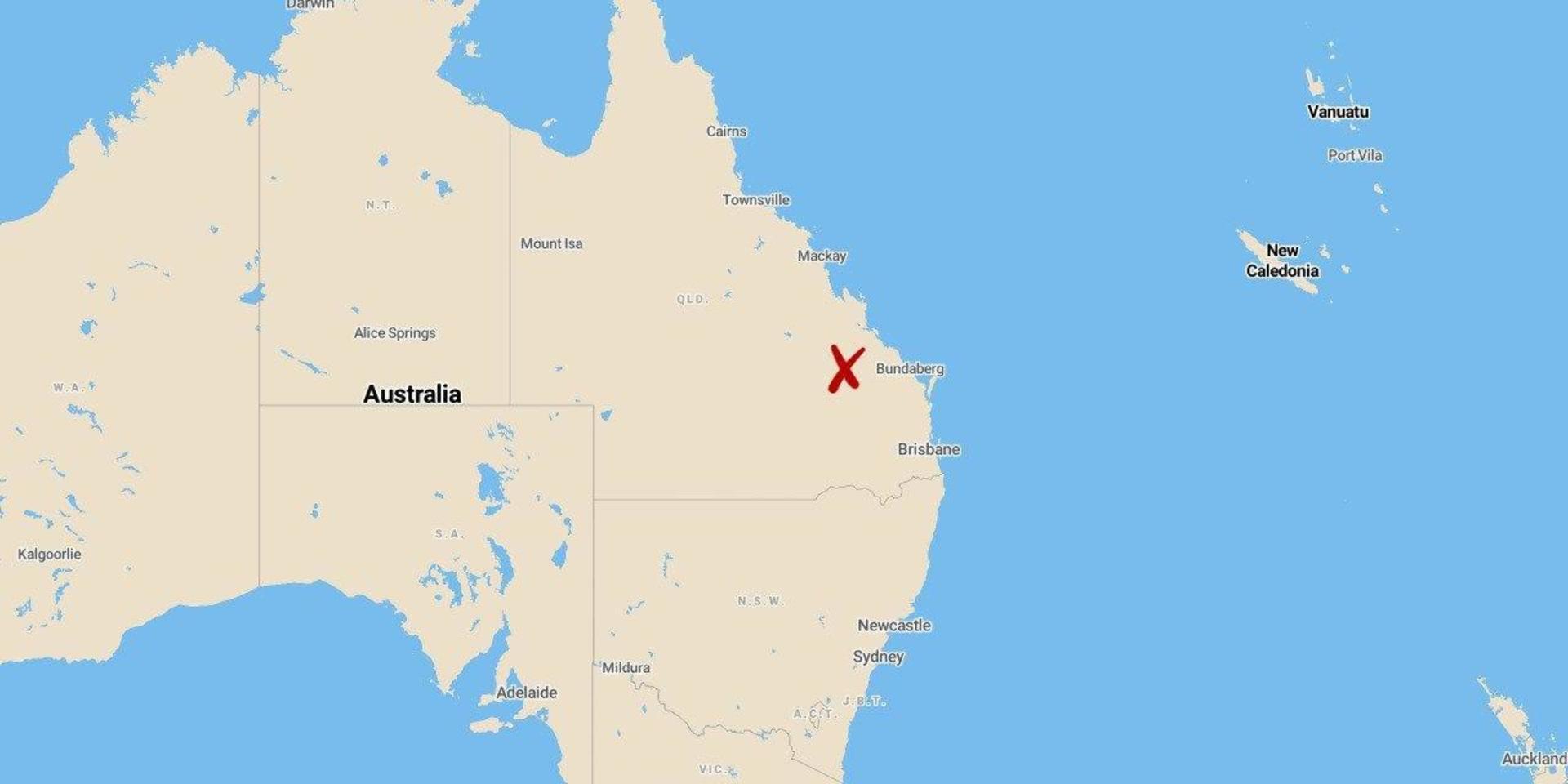 En man som körde på Dawson Highway i Australien upptäckte plötsligt en dödlig giftorm på golvet i sin bil. 