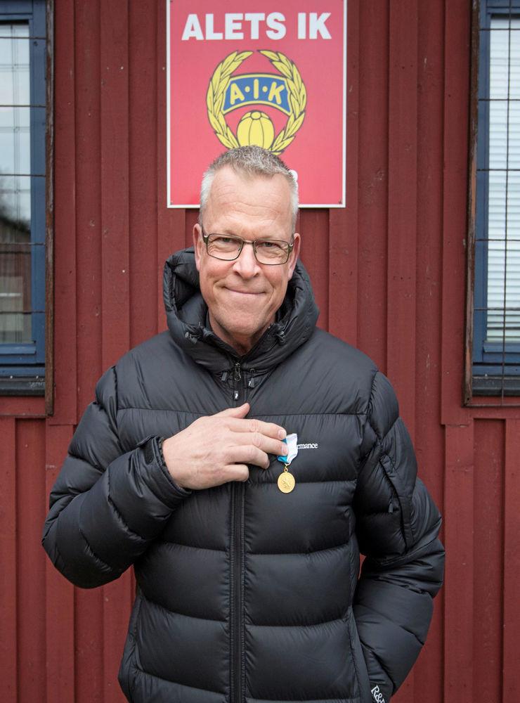 Alets IK är klubben i Janne Anderssons hjärta – här framför klubbstugan efter att ha fått motta HP:s guldmedalj för 2017.