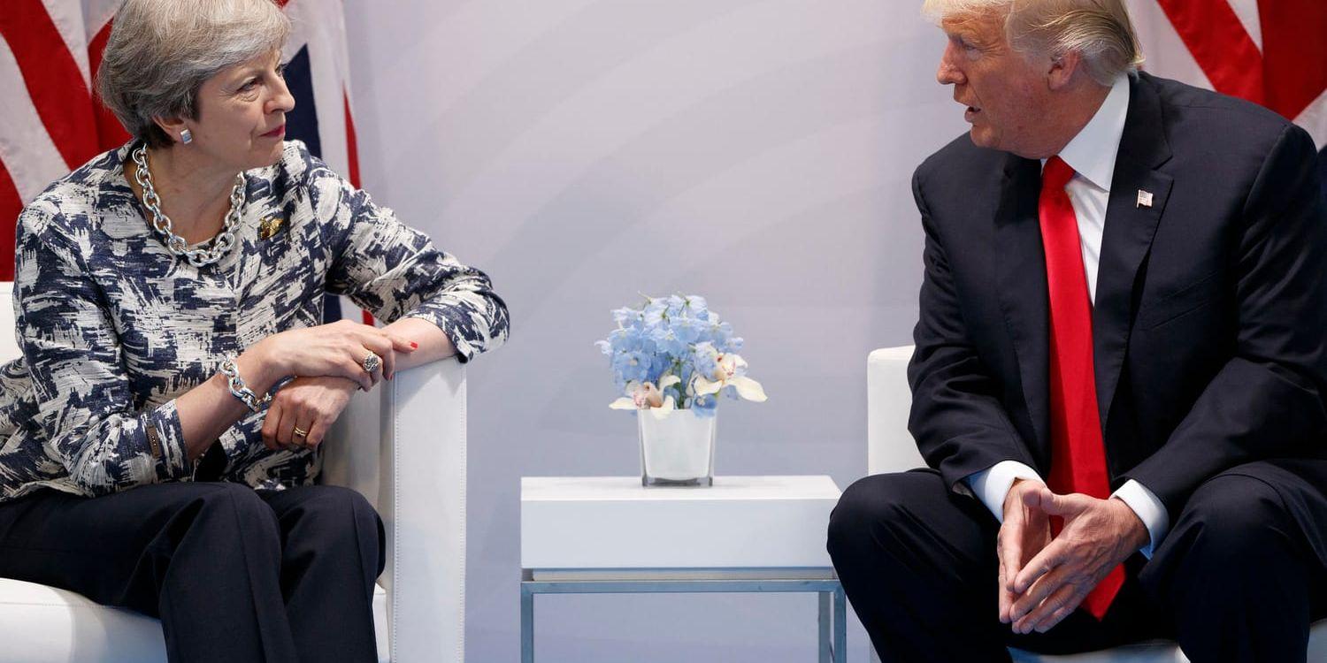 Storbritanniens premiärminister Theresa May träffar USA:s president Donald Trump vid G20-mötet Tyskland i juli 2017. Arkivbild.