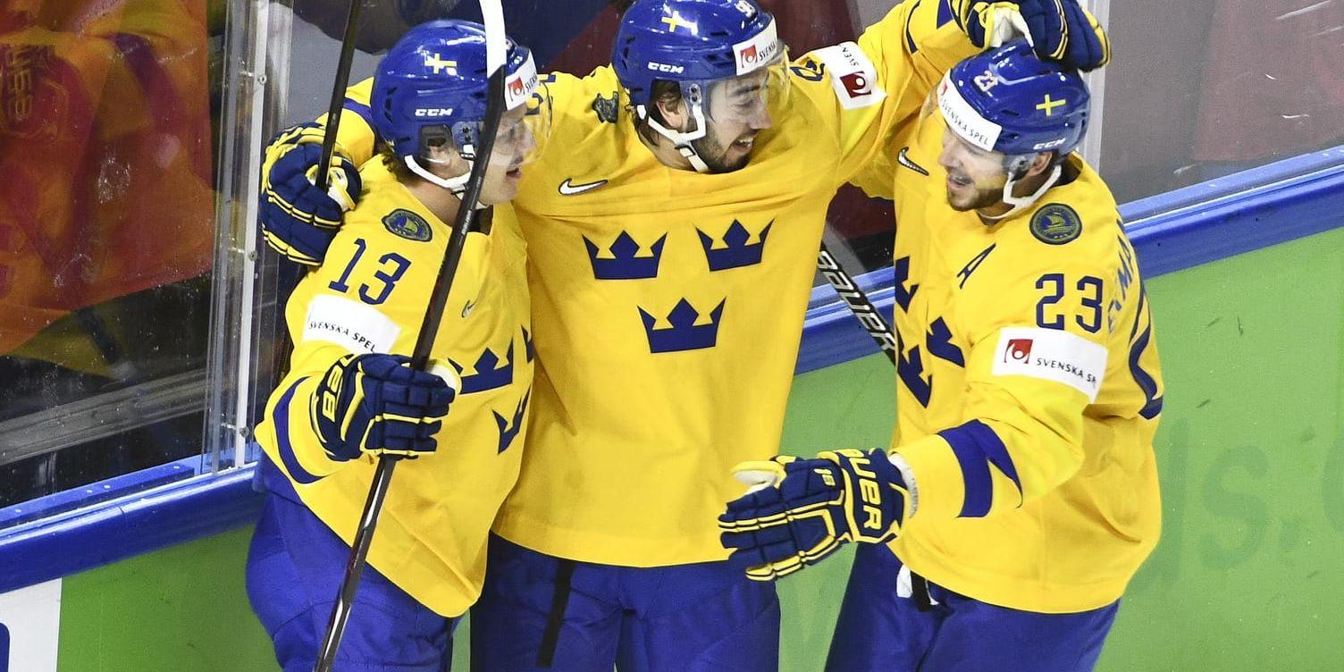 Sveriges Mattias Janmark, vänster, grattas efter sitt 2–0-mål under söndagens ishockeymatch i VM mellan Sverige och Tjeckien i Royal Arena i Köpenhamn.