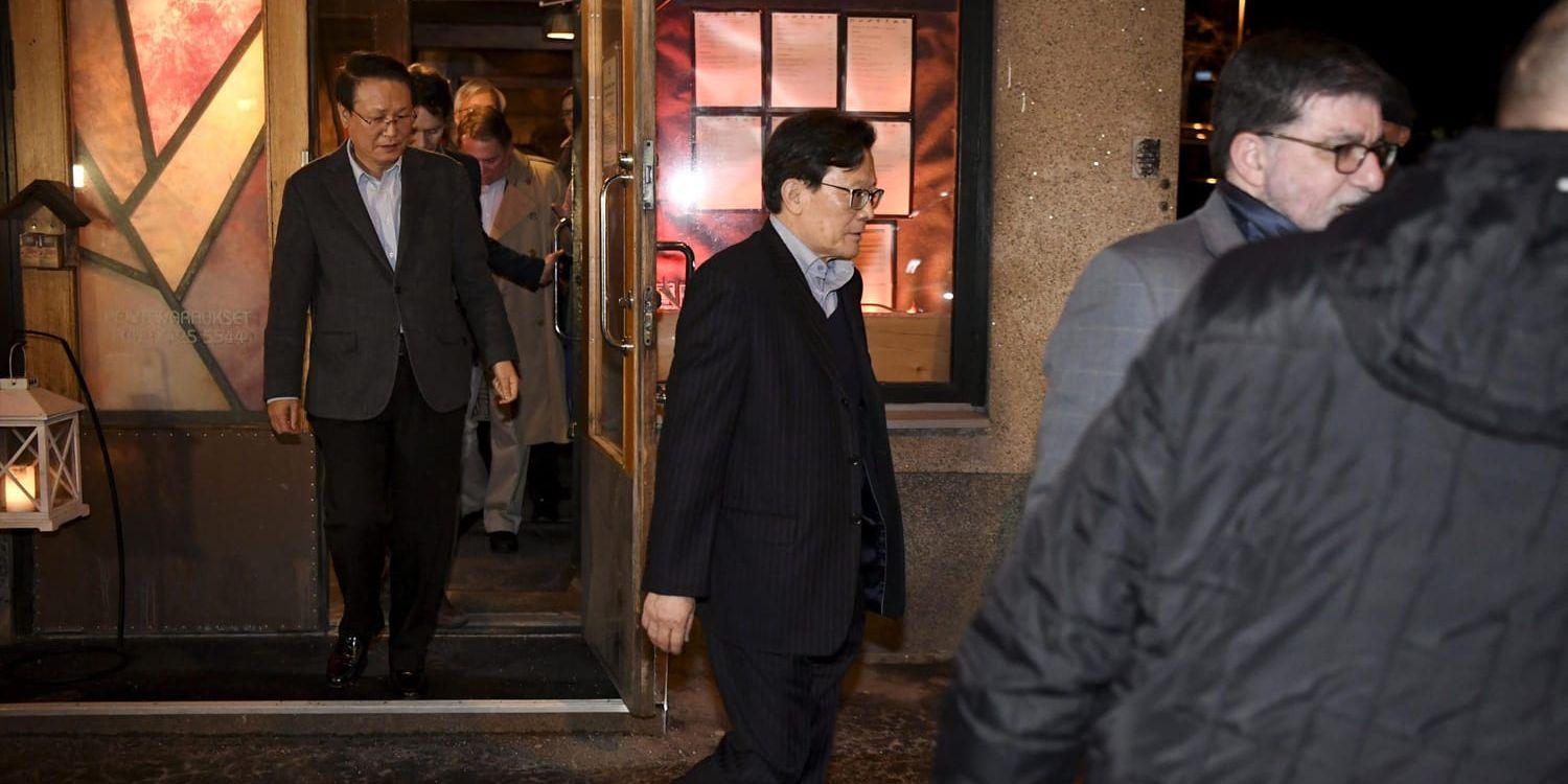 Medlemmar i den nordkoreanska delegationen lämnar en restaurang i Helsingfors på måndagskvällen.