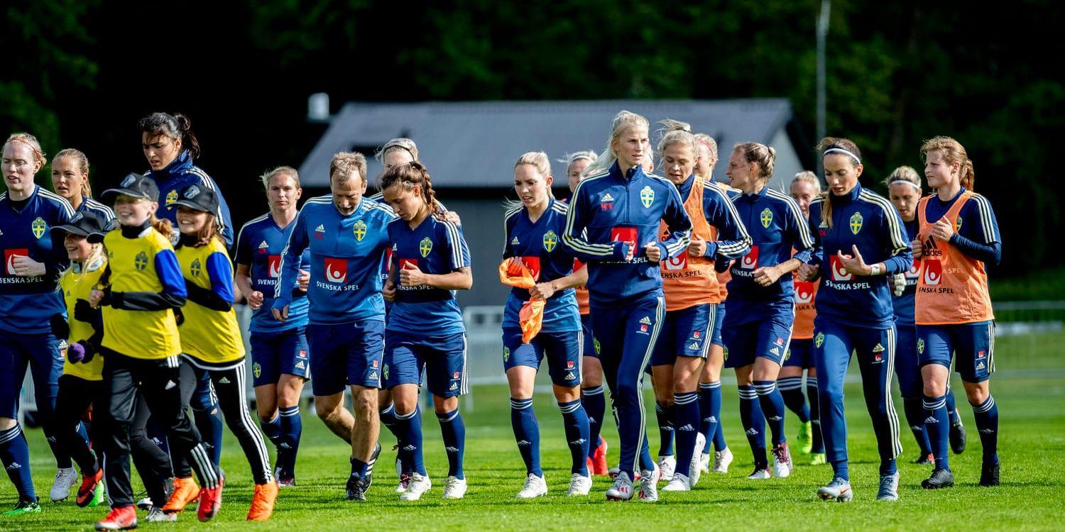 Damlandslaget laddar upp i Båstad inför sommarens fotbolls-VM.