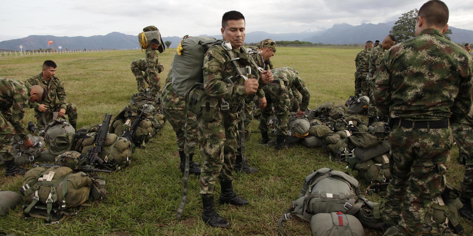 Colombianska fallskärmssoldater under en övning i det oroliga landet. Arkivbild.