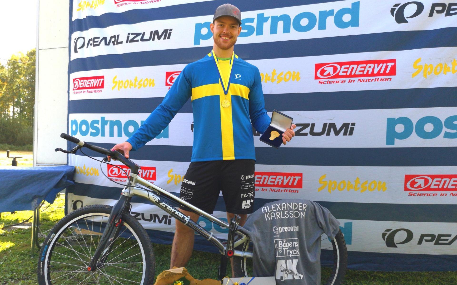 Hawkhills Alexander Karlsson med sitt efterlängtade SM-guld i cykeltrial. Efter flera SM-silver och brons fick han äntligen kliva högst upp på pallen.