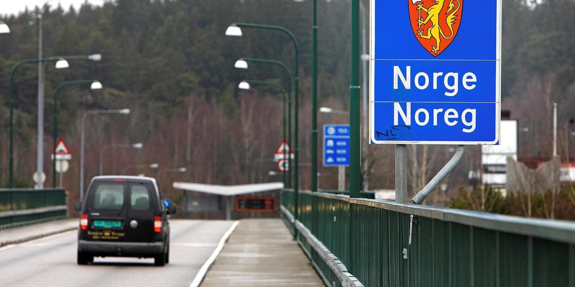 Torups- och Halmstadsparet stoppades på den svenska sidan av Svinesundsbron och hade minst en kvarts miljon i norska kronor i bilen. Men de kunde inte styrka var kontanterna hämtats ifrån.