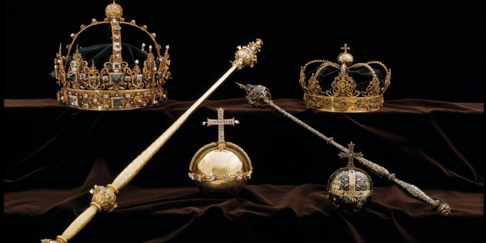 Karl IX och drottning Kristina den äldres begravningsregalier förvarades i Strängnäs domkyrka. Under en kupp i somras stals de två kronorna och ett riksäpple ur en glasmonter i kyrkan. Bild: Polisen.
