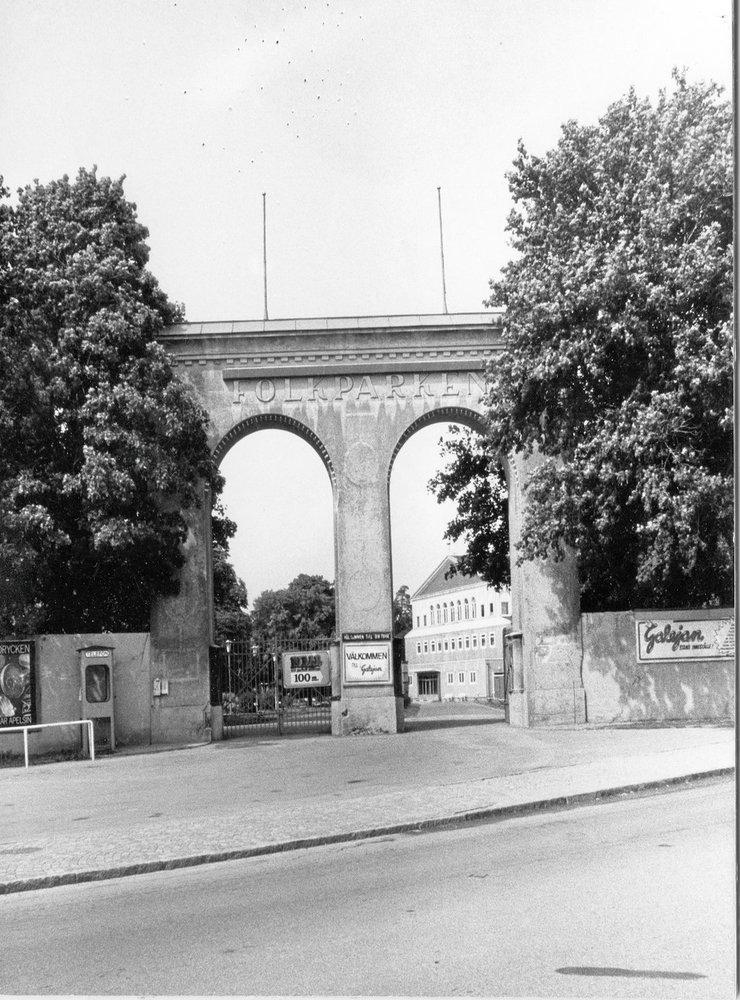 Portalen, som markerar entrén till Folkparken, byggdes 1929. Den har formen av en triumfbåge med dubbla valv (vilket år bilden är tagen är okänt).