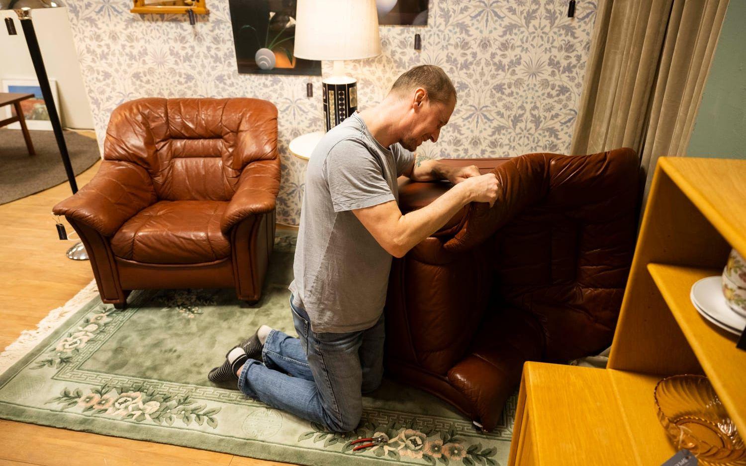 Peter Norgren jobbar på en möbel som behöver lite extra omsorg.