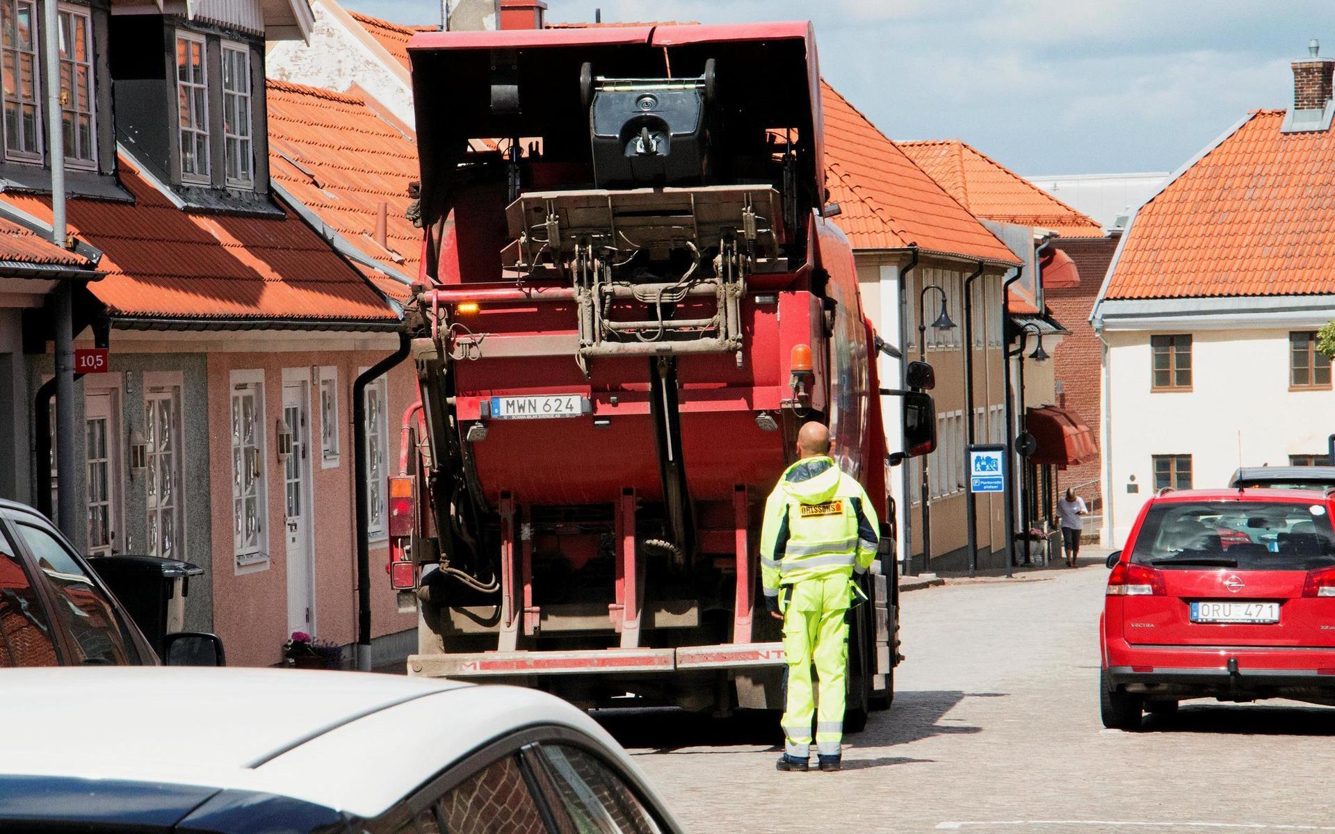Bara två år efter att Ohlssons AB började tömma sopor i Laholms kommun vill företaget omförhandla priset.