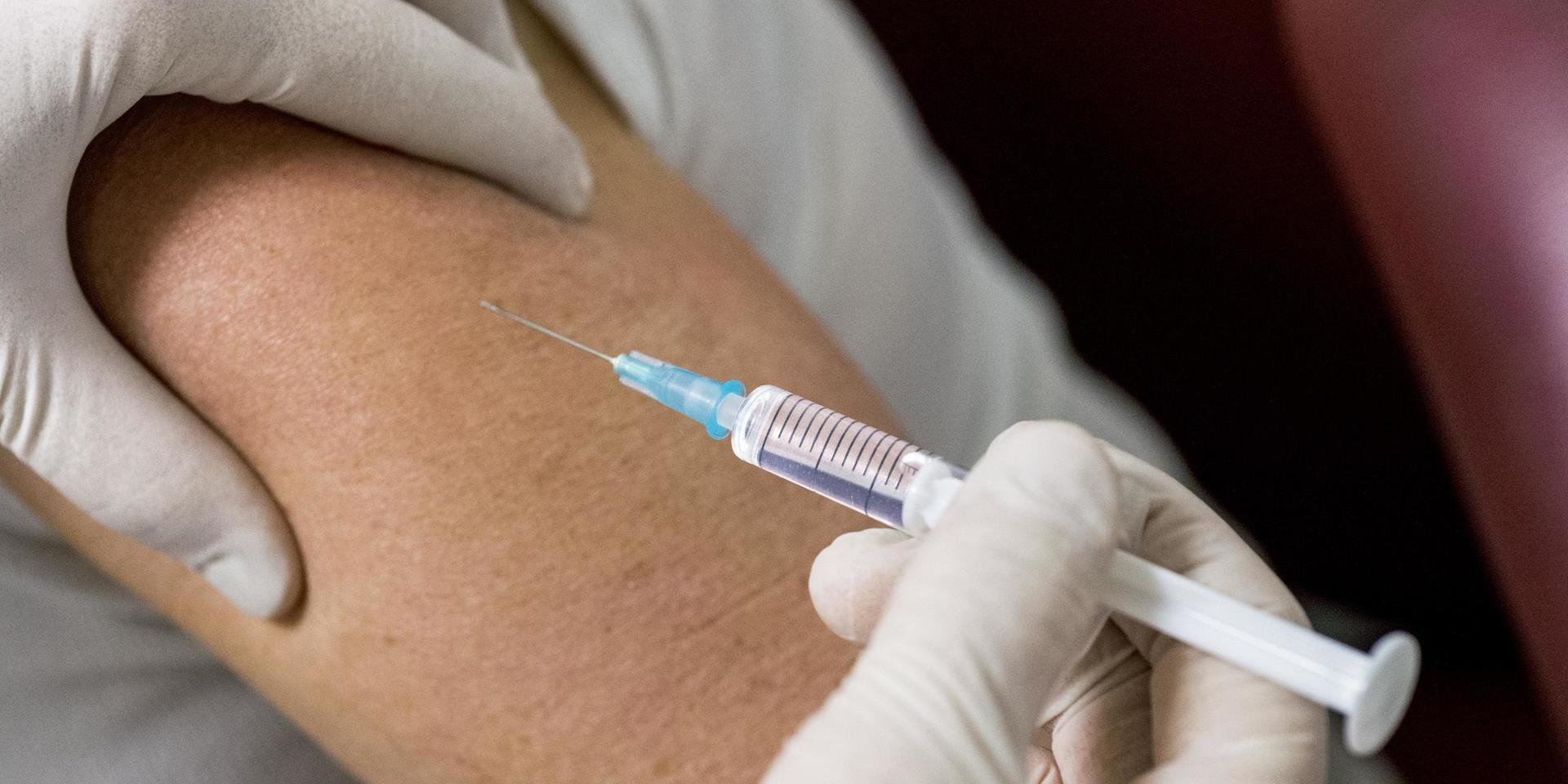 Redan under julhelgen kommer vaccineringen att starta i Halland och från vecka två hoppas regionen kunna inleda massvaccinering av riskgrupper och vårdpersonal.