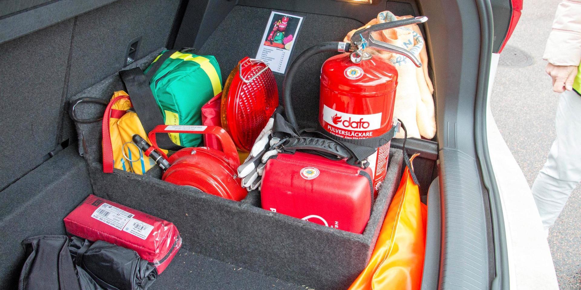  Förutom vanliga hemtjänstprylar packas numera också räddningsutrustning i bakluckan på nattpatrullens bilar.